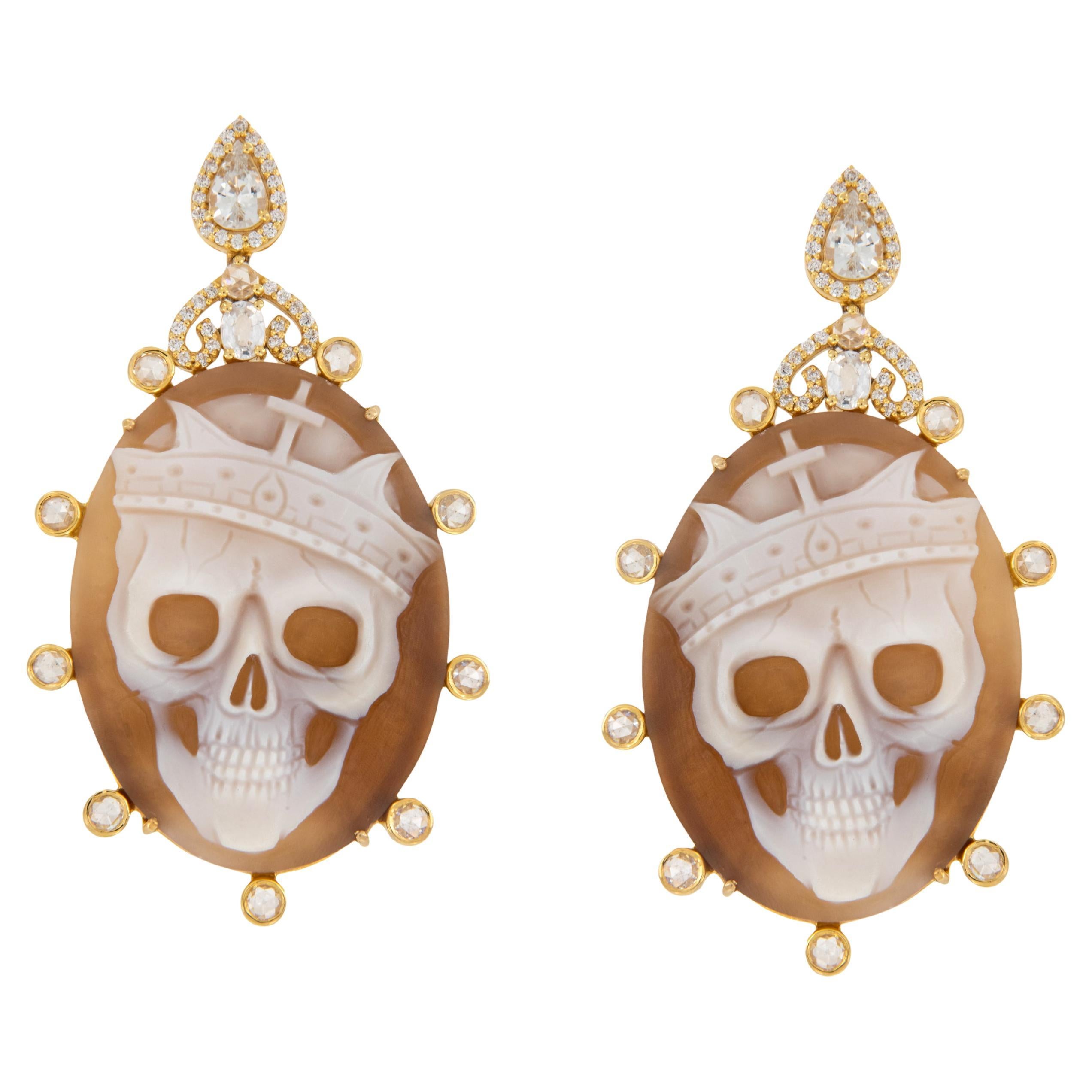 Epic Ohrringe aus 18 Karat Gelbgold Muschelschalen Schädel Kamee Diamant und Saphir im Angebot
