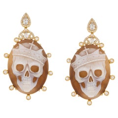 Boucles d'oreilles Epic camée tête de mort en or jaune 18 carats avec diamants et saphirs