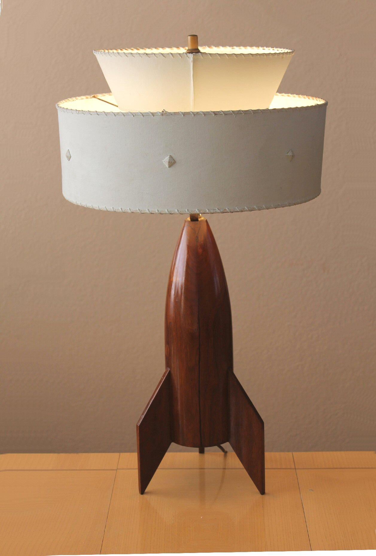 Erstaunlich!

Die ultimative Raketenschiff-Lampe!

Mid Century Hand geschnitzt Mahagoni
Raketenschiff Tischlampe

Handbemalter Fiberglas-Schirm

1953

Dies ist die schönste und beeindruckendste Raketenschiff-Lampe der Welt!  Das schlichte Design