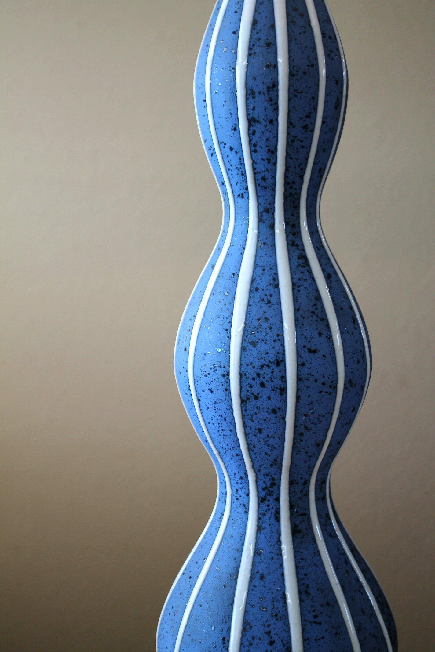 Les meilleurs du monde !

 
Monumental !
Lampe en poterie italienne 37
Bleu Rimini avec bandes blanches et mouchetures noires !


SUPERBE MODERNISME ITALIEN !


DIMENSIONS : Environ 37