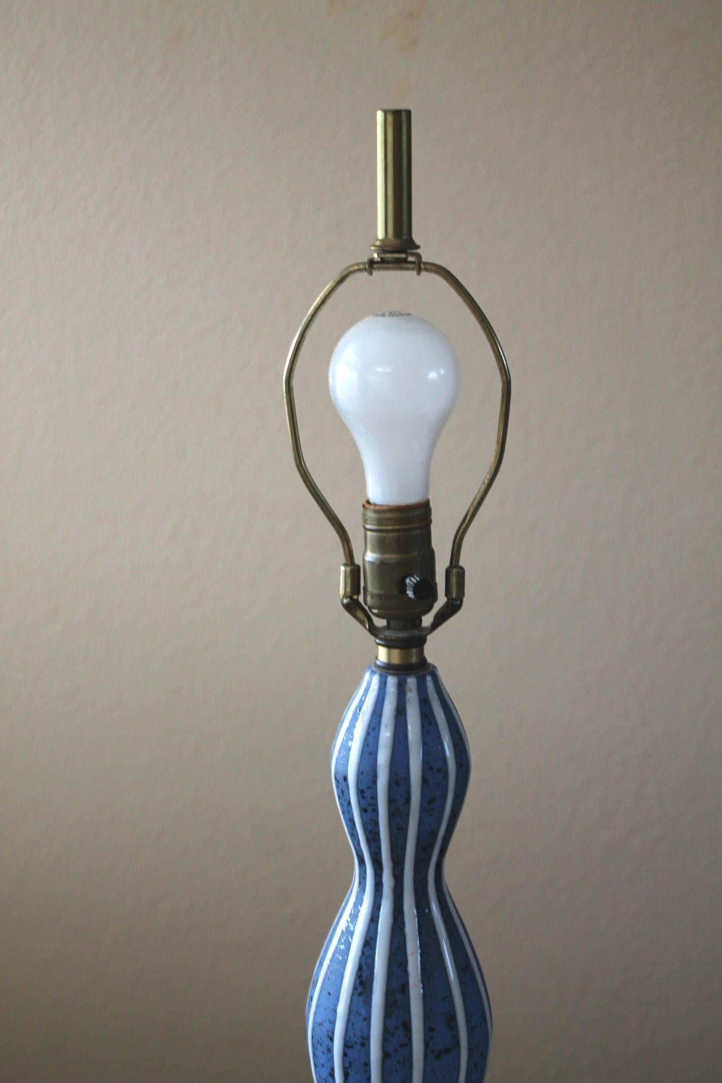 Épique ! Lampe de poterie italienne Rimini bleue mi-siècle moderne Bitossi, années 50 Aldo Londi Bon état - En vente à Peoria, AZ