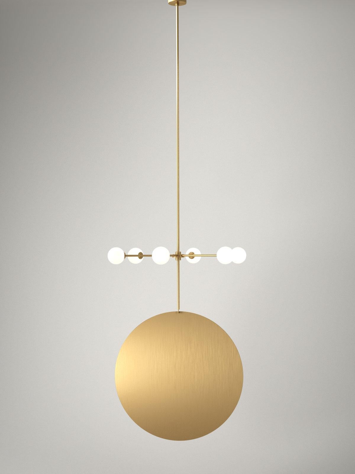 Lampada a sospensione Epic Three Brass di Atelier A Light
Dimensioni: P 68 x L 68 x H 190 cm.
Materiali: Ottone spazzolato, vetro bianco.

Disponibile nelle versioni nera, bianca o in ottone.

Tutte le nostre lampade possono essere cablate a seconda
