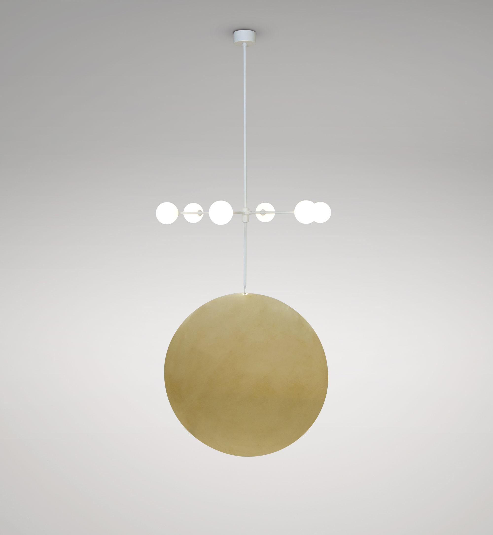 Lampada a sospensione Epic Three di Atelier A Light
Dimensioni: P 68 x L 68 x H 190 cm.
Materiali: Metallo verniciato a polvere, ottone spazzolato, vetro bianco.

Disponibile nelle versioni nera, bianca o in ottone.

Tutte le nostre lampade possono