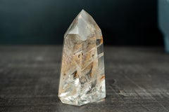 Quartz épique clair comme de l'eau avec de rares inclusions de lodolite blanche en forme de paysage