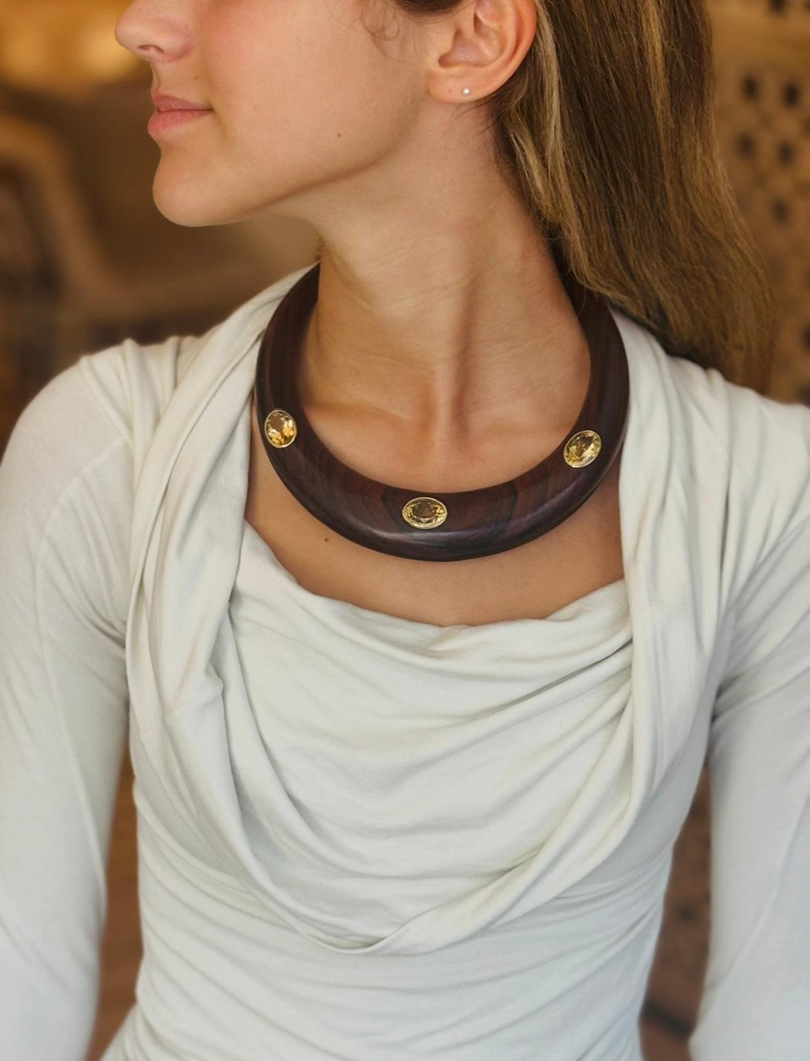 Collana con collare di Wood

Wood Wood, Citrini, Oro 14k

Questa collana epica in legno di sono intagliato è davvero epica. Ha tre citrini ovali di 18x14 mm, incastonati in uno spesso anello d'oro 14k.

Questo stile di colletto ha la parte