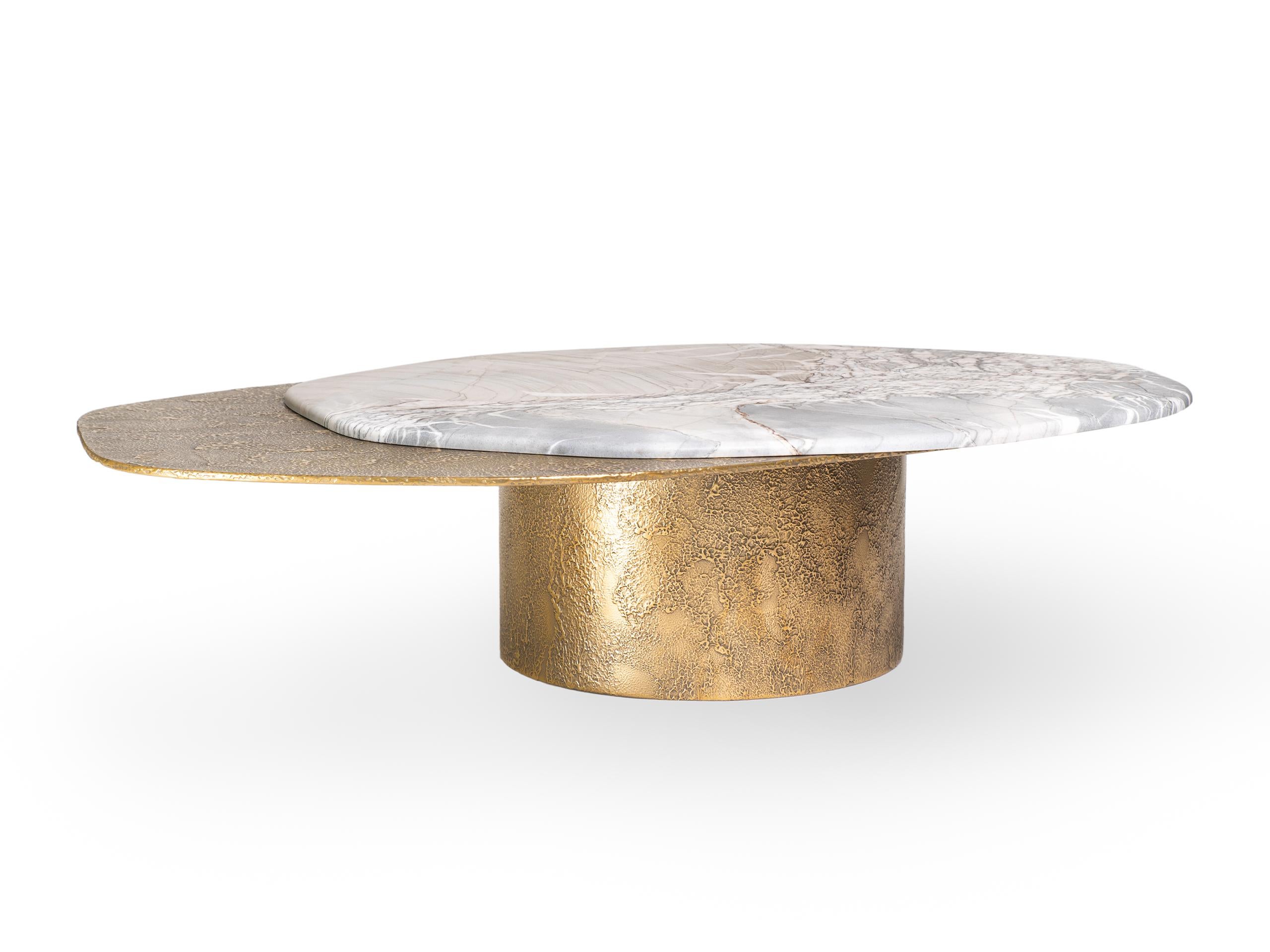 Table basse Epicure II Venom Quartzite en édition limitée de Grzegorz Majka
Edition limitée à 8 pièces. 
Dimensions : D 101,6 x L 147 x H 33 cm.
MATERIAL : Quartzite Venom et aluminium.

Le luxe ne suit pas toujours les schémas habituels. Le luxe va