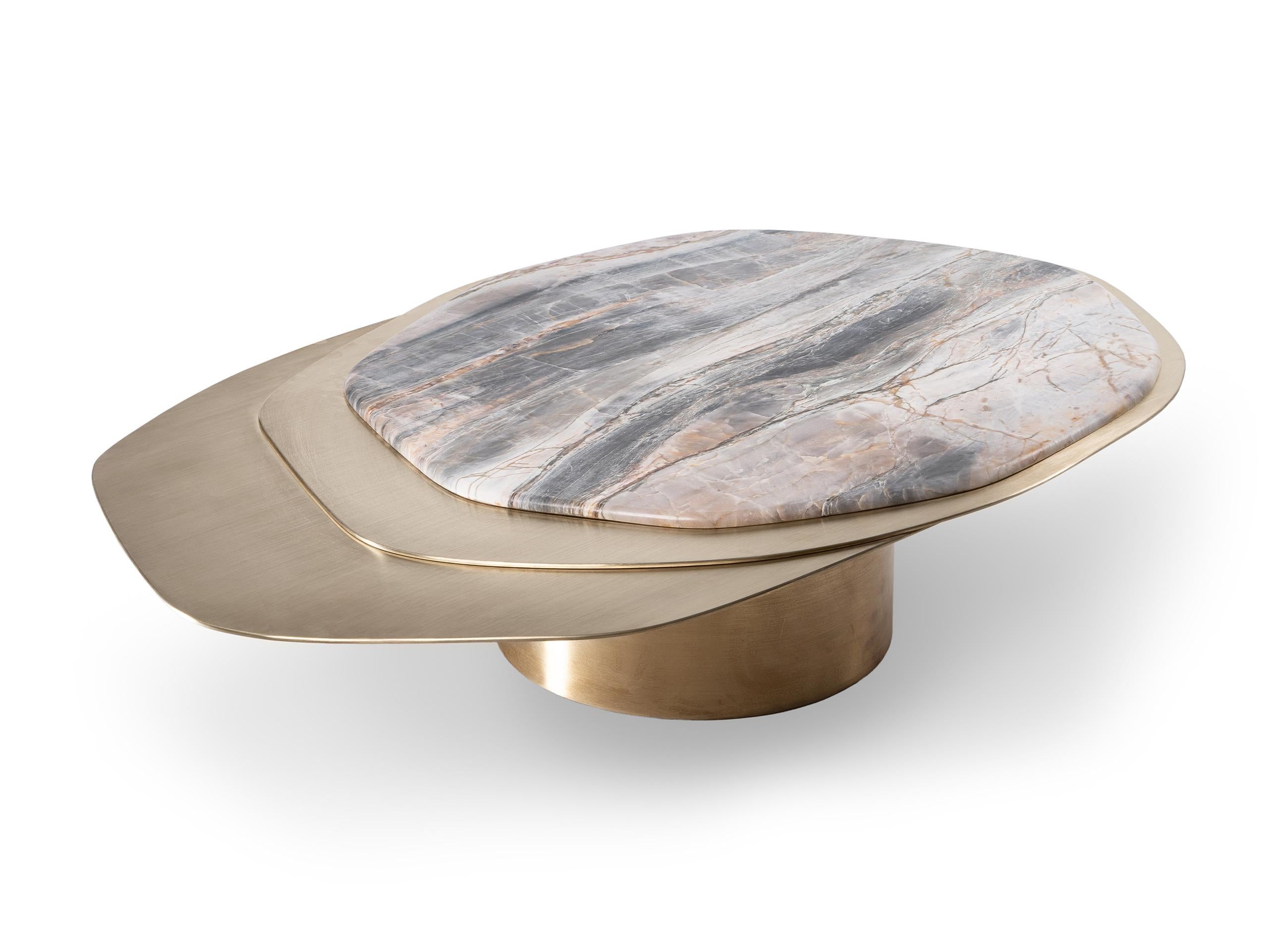 Epicure VII Table basse en quartzite et laiton en édition limitée par Grzegorz Majka
Edition limitée à 8 pièces. 
Dimensions : D 101,6 x L 147 x H 33 cm.
MATERIAL : Quartzite Michelangelo et laiton massif.

Le luxe ne suit pas toujours les schémas