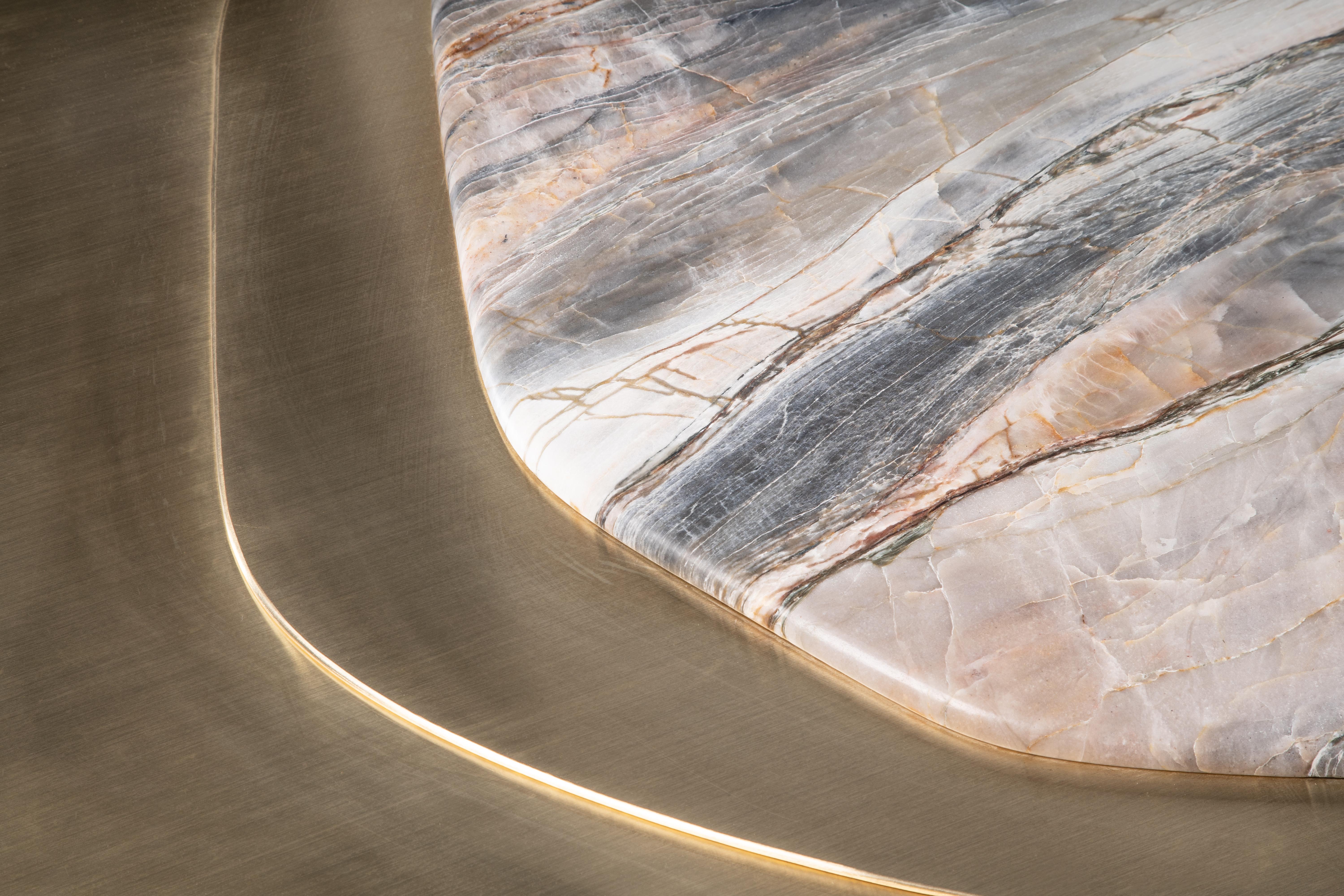 Postmoderne Table basse Epicure VII en quartzite et laiton en édition limitée de Grzegorz Majka en vente