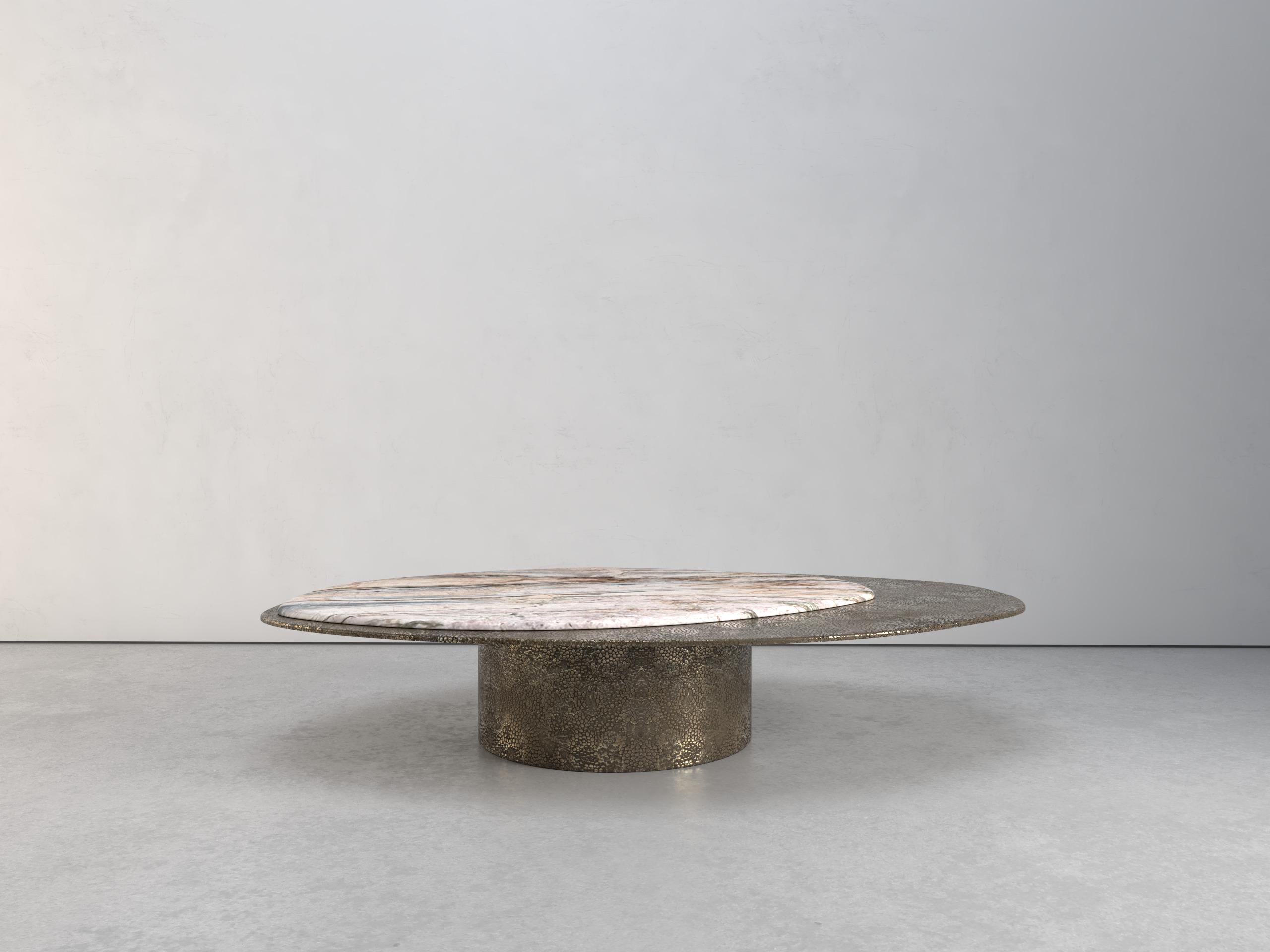 Epicure XI Table basse en quartzite et aluminium en édition limitée par Grzegorz Majka
Edition limitée à 8 pièces. 
Dimensions : D 125 x L 175 x H 35,5 cm.
MATERIAL : Quartzite Michelangelo et aluminium.

Le luxe ne suit pas toujours les schémas