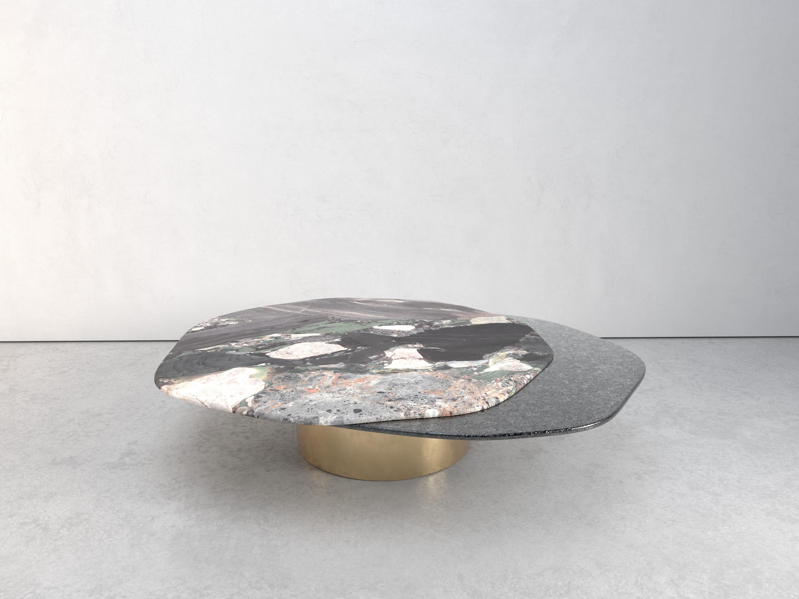Epicure XII Saisons Primtemps Table basse en édition limitée par Grzegorz Majka
Edition limitée à 8 pièces. 
Dimensions : D 130 x L 160 x H 35,5 cm.
MATERIAL : Marbre Saisons Primtemps, laiton massif et verre fusionné fumé.

Le luxe ne suit pas