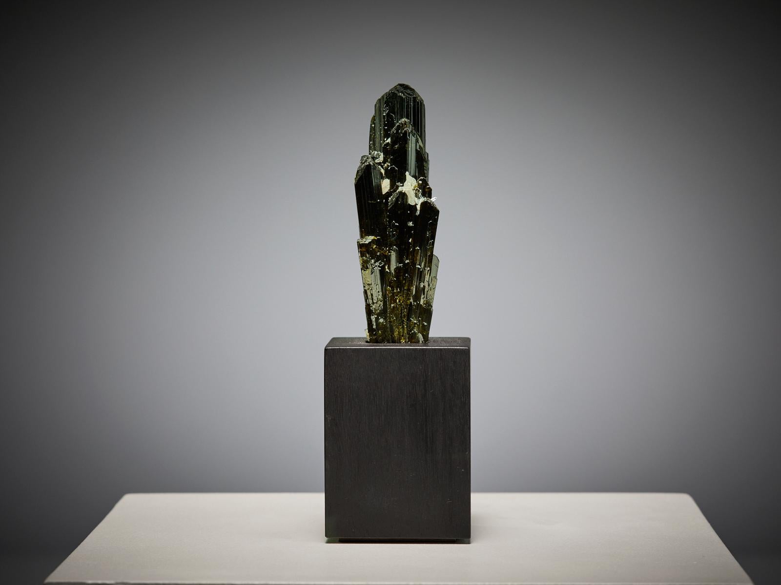 Epidote In Excellent Condition For Sale In London, GB