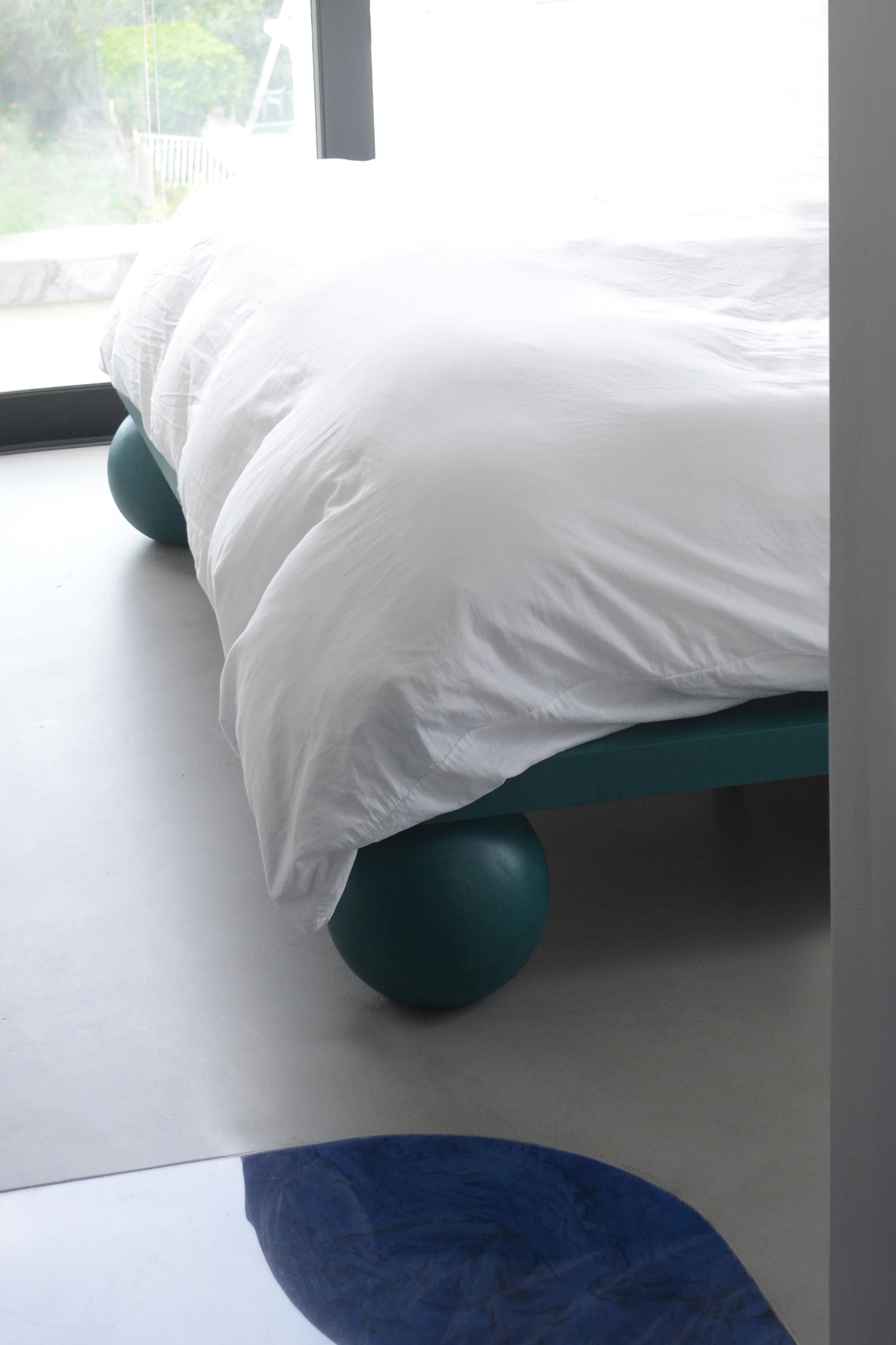 EPIFANIA Mapa Burl Veneer Green Bed with Solid Wood Spheres For Sale 1