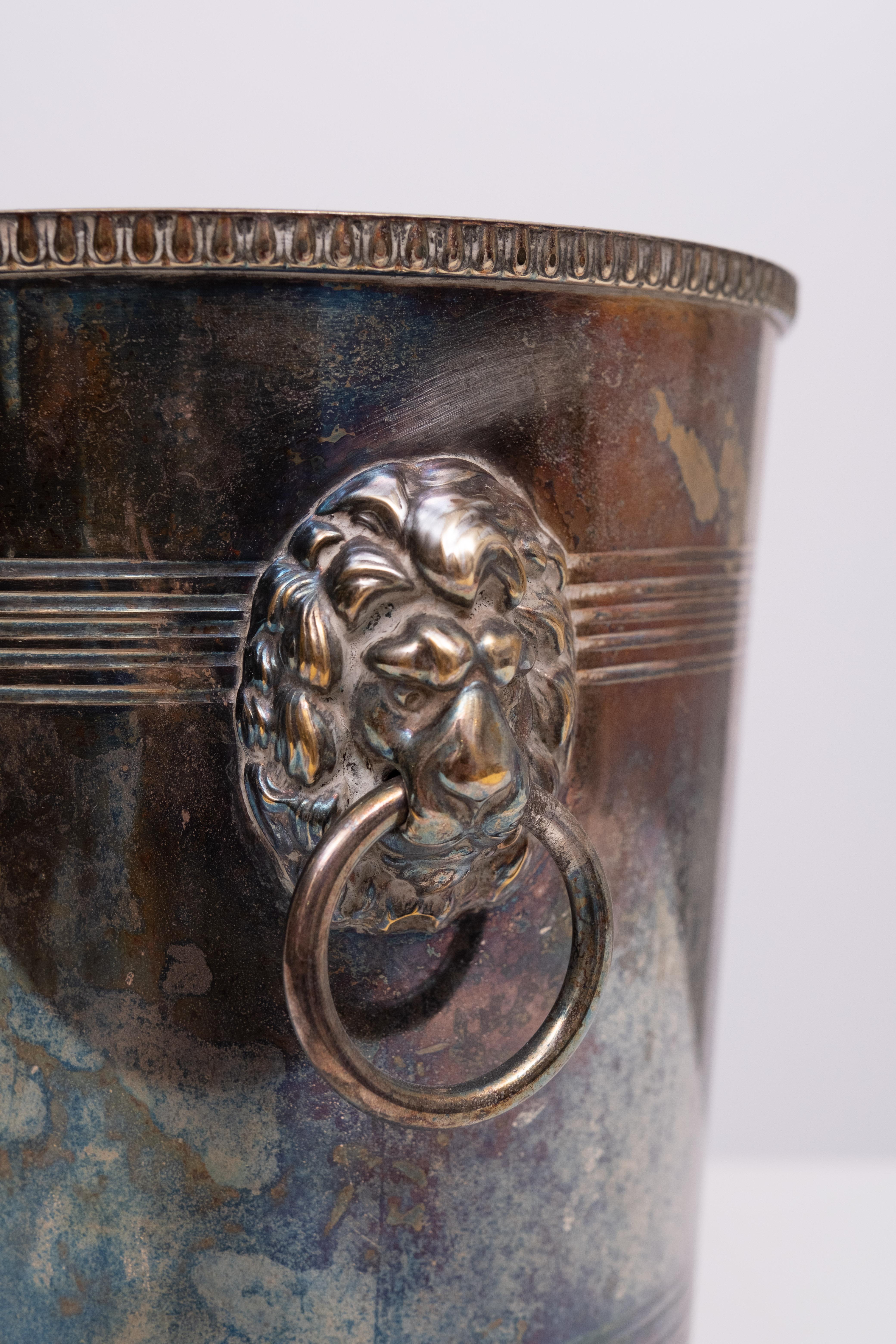 Molto bello il secchiello per il ghiaccio o il refrigeratore per il vino placcato in argento EPNS.
Viene fornito con una bella patina.  Can può essere lucidato. 