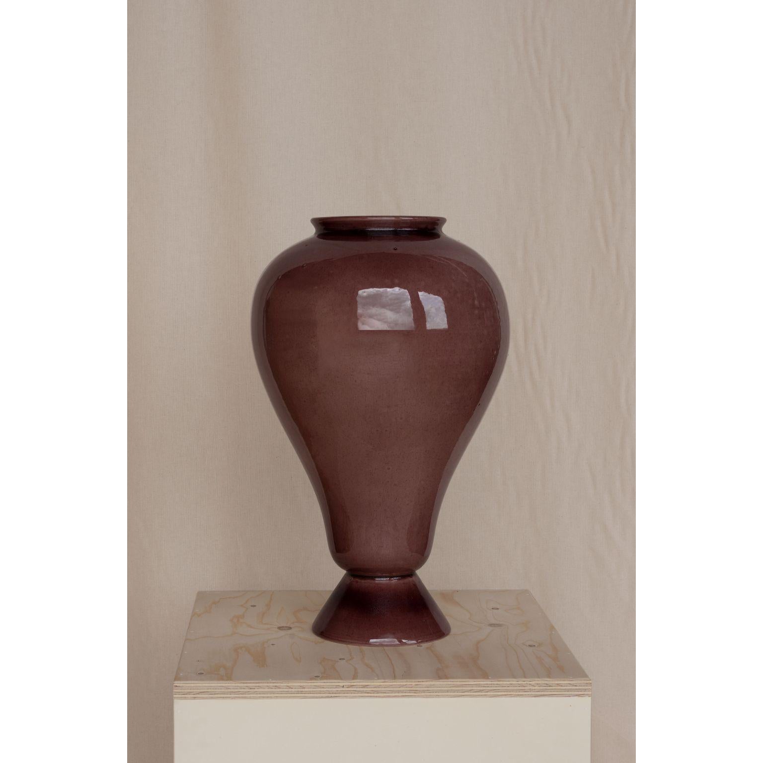 Epoca Ed.O. I by A. Vetra
Dimensions: Ø 28 x H 46 cm
Materials: Whity Clay.
One of a kind.

Epoca is a vase collection made with recycled clay and oxide finishing, whose textured objects, imperfect and poetic, play with shade and light.
Working with