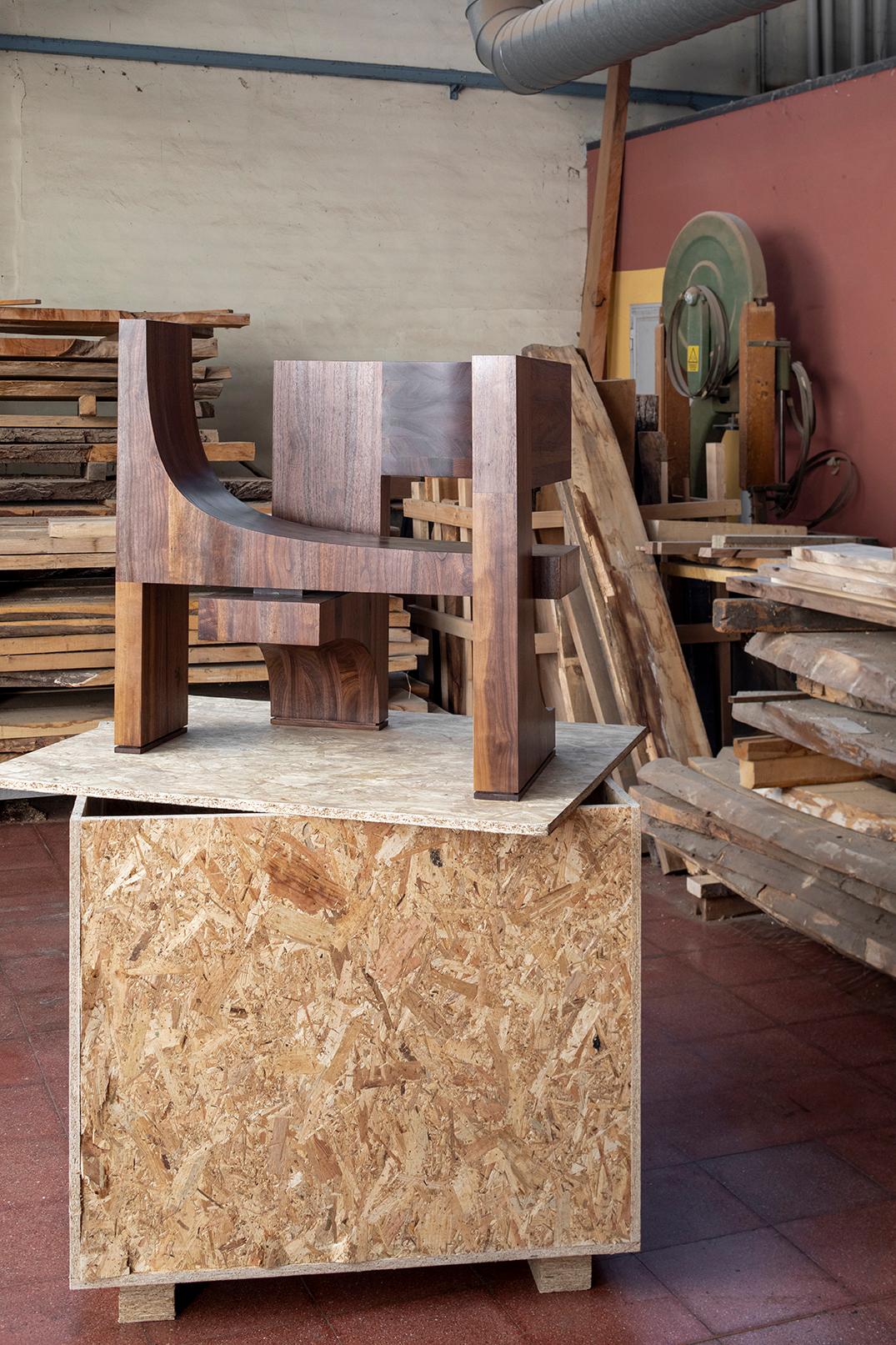 Epoca skulpturaler Sessel aus massivem Nussbaumholz, handgefertigt in Italien im Angebot 3