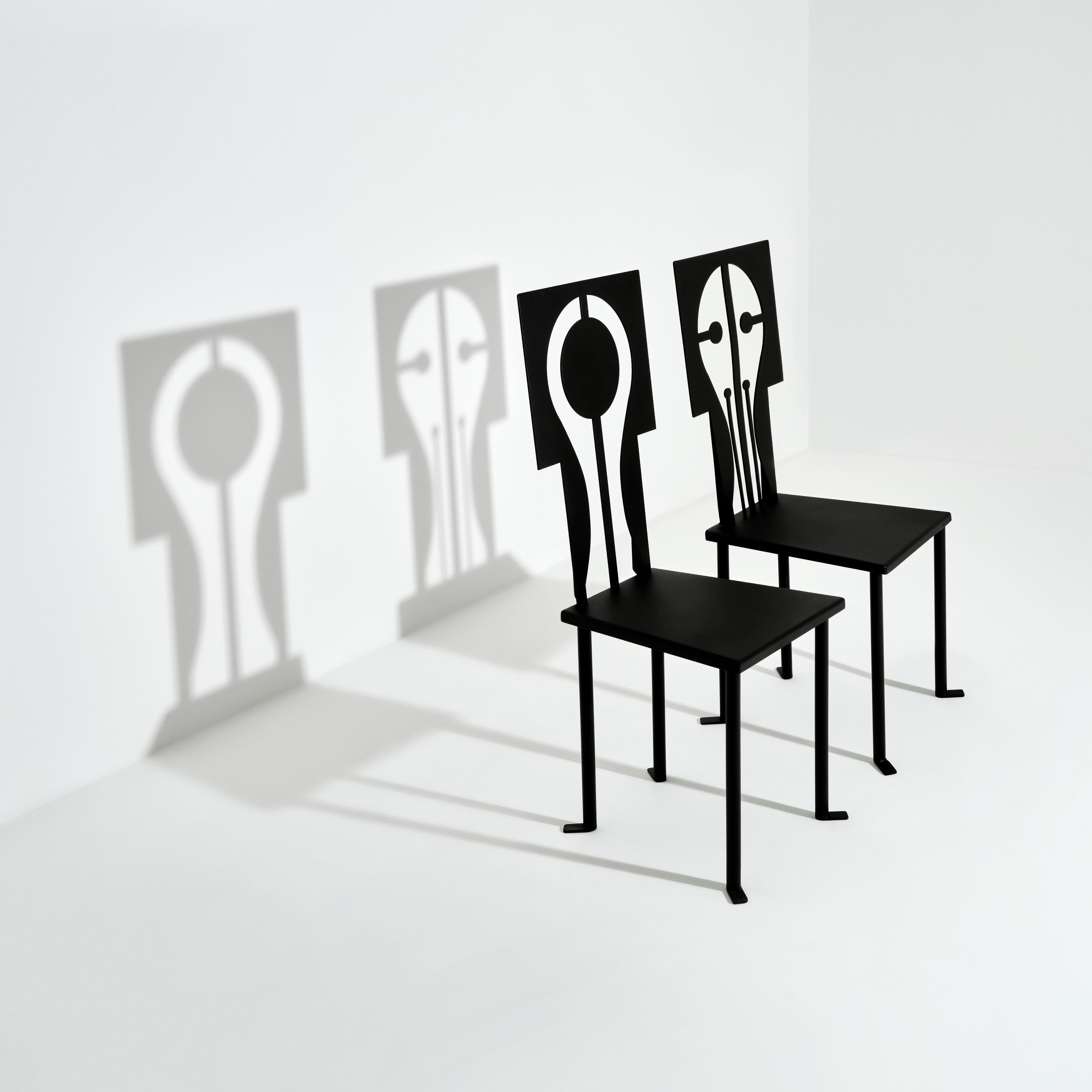 Animate Objects Epona Eisen-Beistellstuhl mit schwarzem Pulvermantel (Arts and Crafts) im Angebot