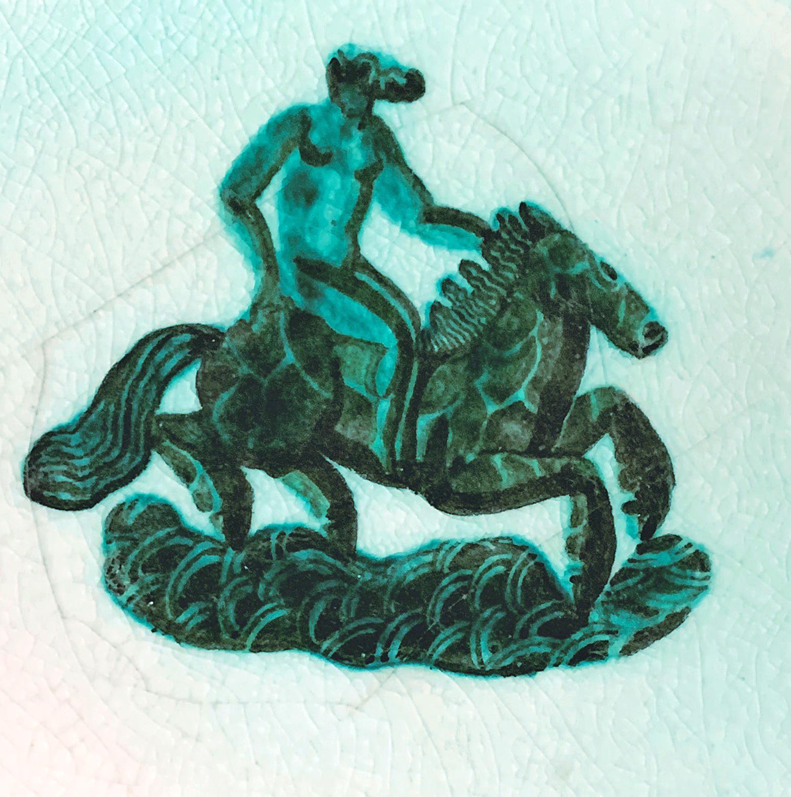Dieser von Jean Mayodon, einem der großen Meister des Art déco-Porzellans und der Keramik, geschaffene Teller mit hellgrünem Dekor zeigt die Göttin Epona, die Beschützerin der Pferde, auf ihrem Ross. Die schönen, durchscheinenden grünen und weißen