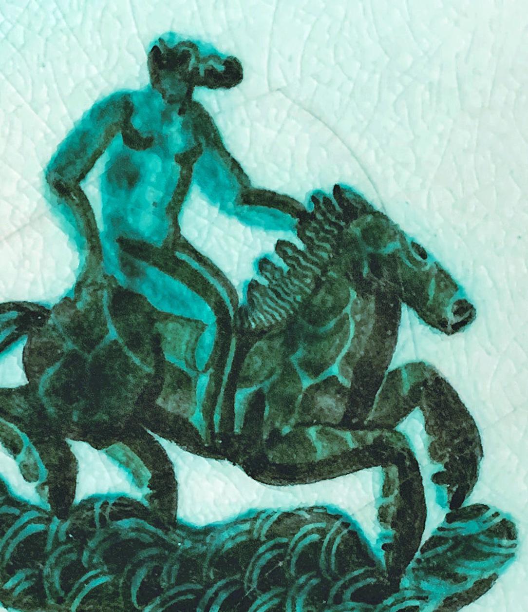 „Epona zu Pferd“, prächtiger blassgrüner Art-Déco-Teller von Mayodon (Art déco) im Angebot