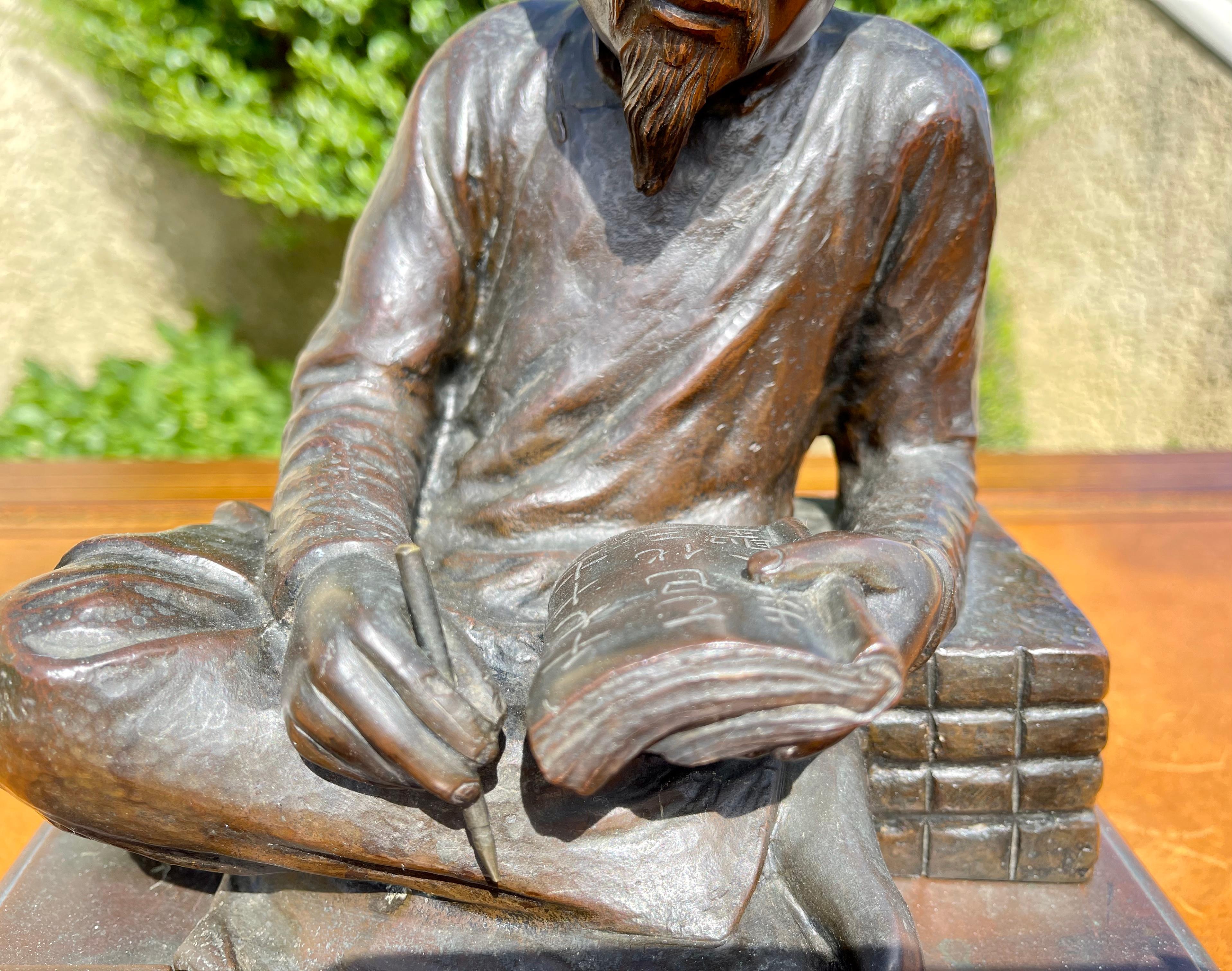 Bronze with brown patina Meiji period representing a scholar sitting writing. The subject is presented on a small square-shaped base resting on 4 small feet. Very nice original brown patina, good condition.