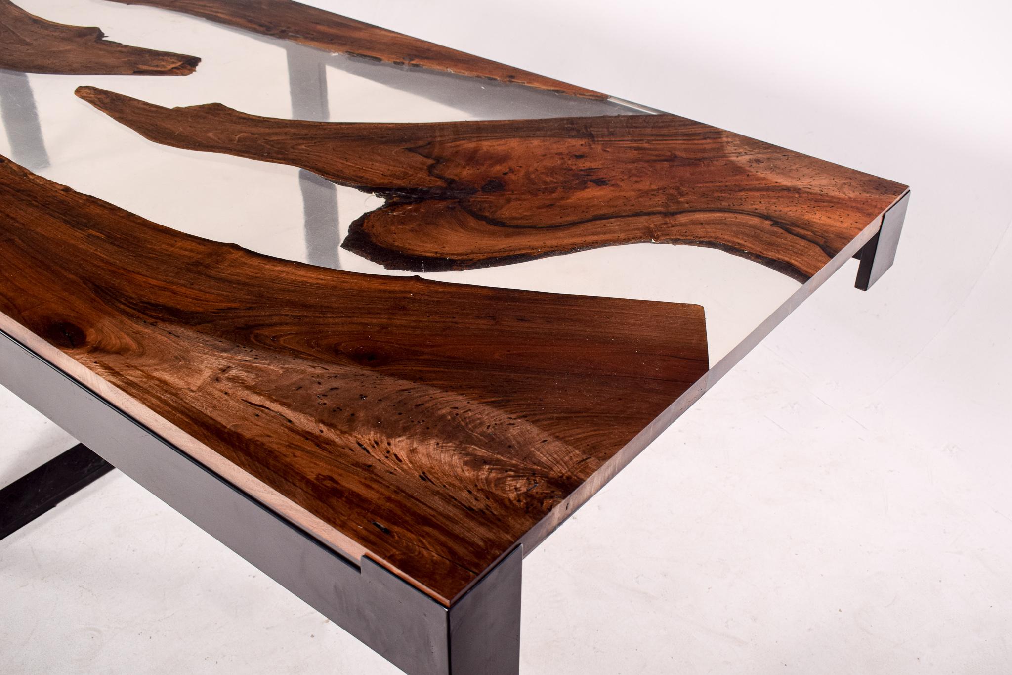 Epoxy and Walnut Dining Table In New Condition For Sale In Lisboa, Lisboa