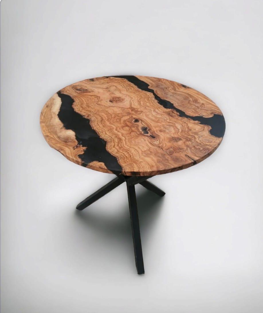 Diese  handgefertigt 
Der Tisch ist aus Milenar-Olivenholz gefertigt.
In dieser Tabelle  können wir entdecken  die Harmonie zwischen Natur und Modernität mit einem einzigartigen Couchtisch.

Es ist eine Kombination aus Schönheit, Natürlichkeit und