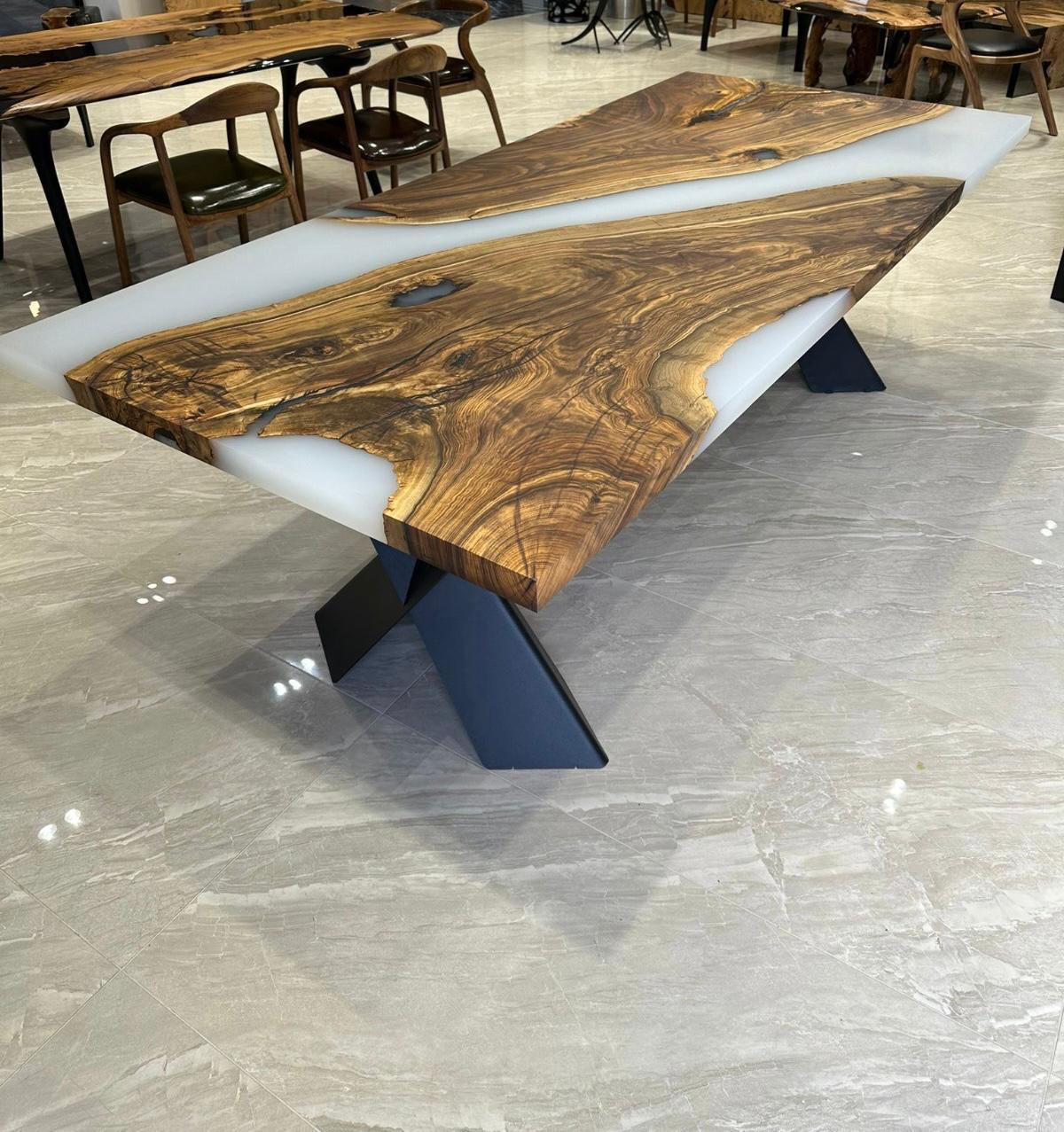 Spazzolato Tavolo in resina epossidica - Tavolo in legno di fiume con bordo vivo - Tavolo in legno di noce nero con bordo vivo in vendita