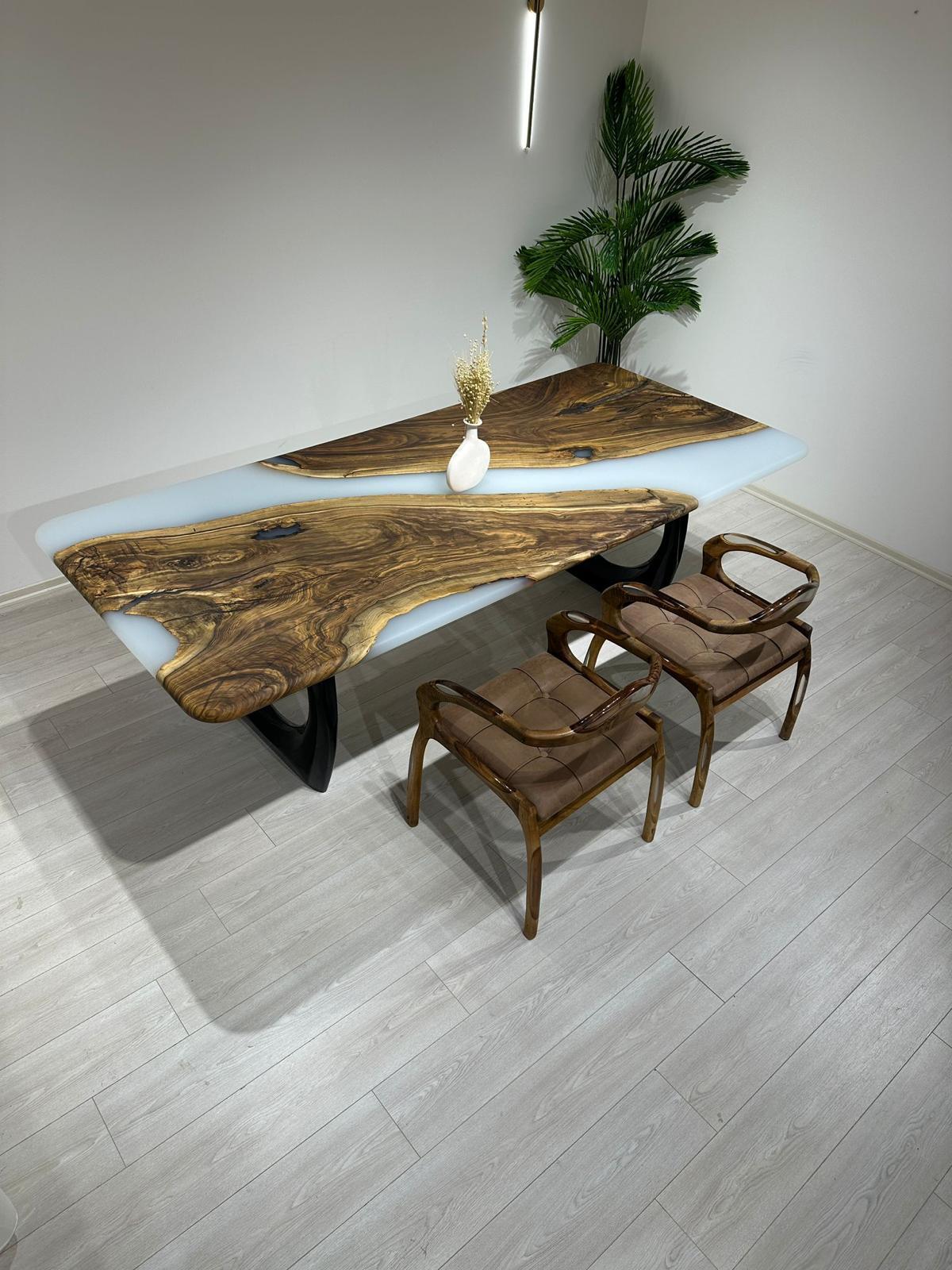 XXI secolo e contemporaneo Tavolo in resina epossidica - Tavolo in legno di fiume con bordo vivo - Tavolo in legno di noce nero con bordo vivo in vendita