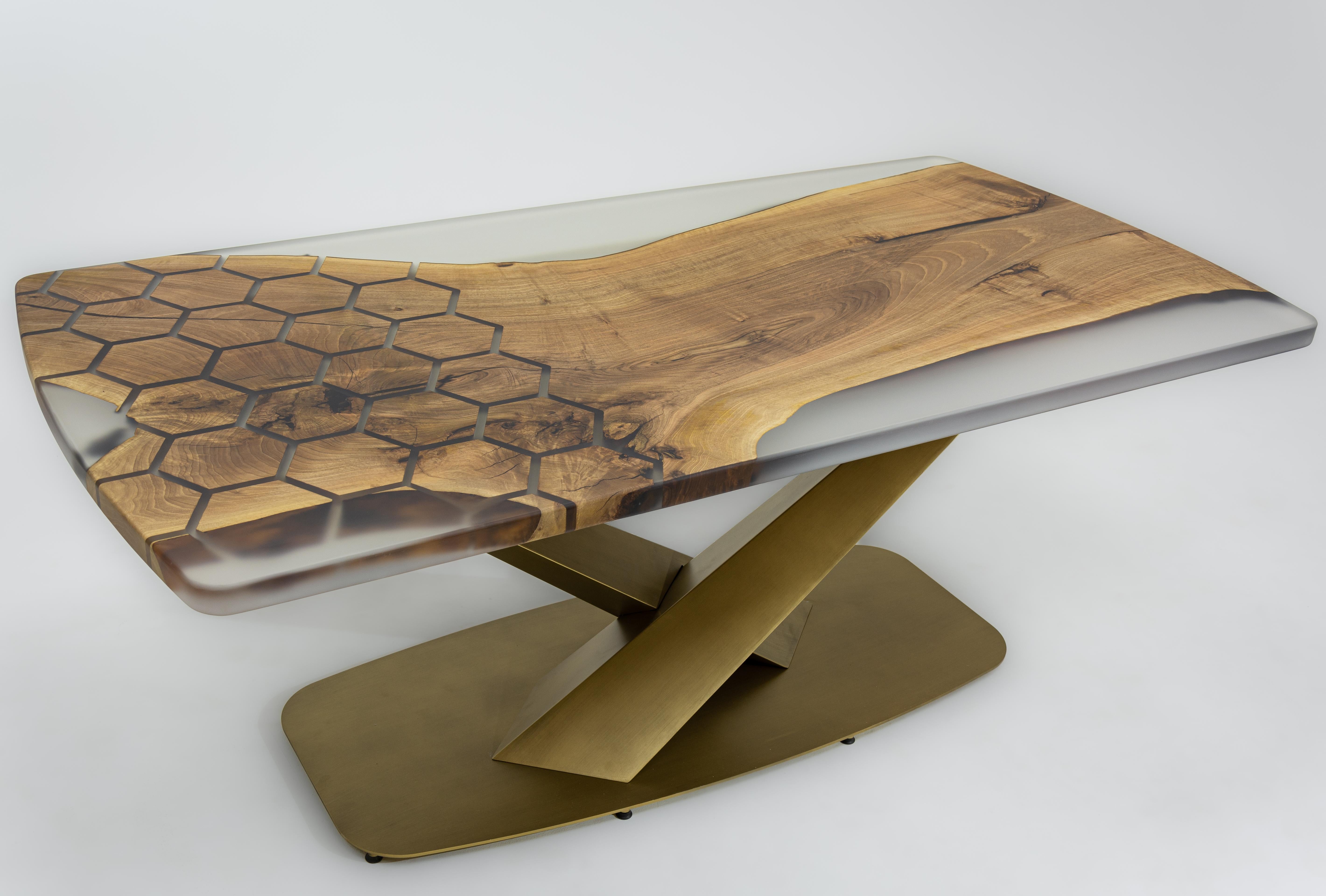Travail du bois Table de salle à manger hexagonale en résine époxy sur mesure en noyer  en vente