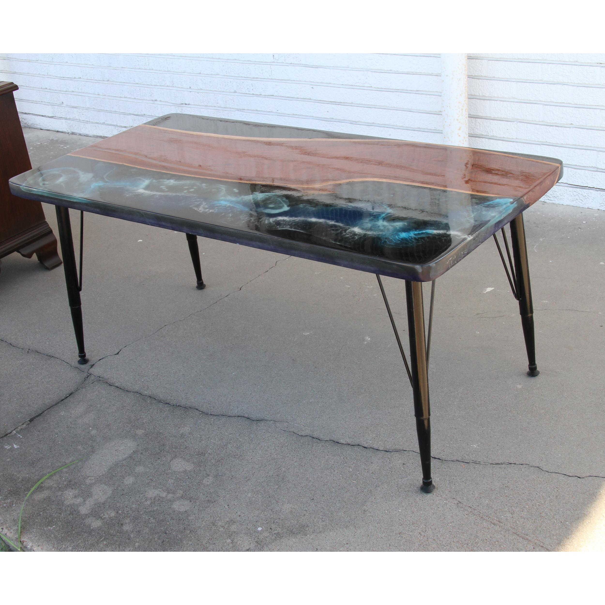 Mid-Century moderno Tavolino da caffè in resina epossidica con piano dal design astratto e gambe in metallo in vendita