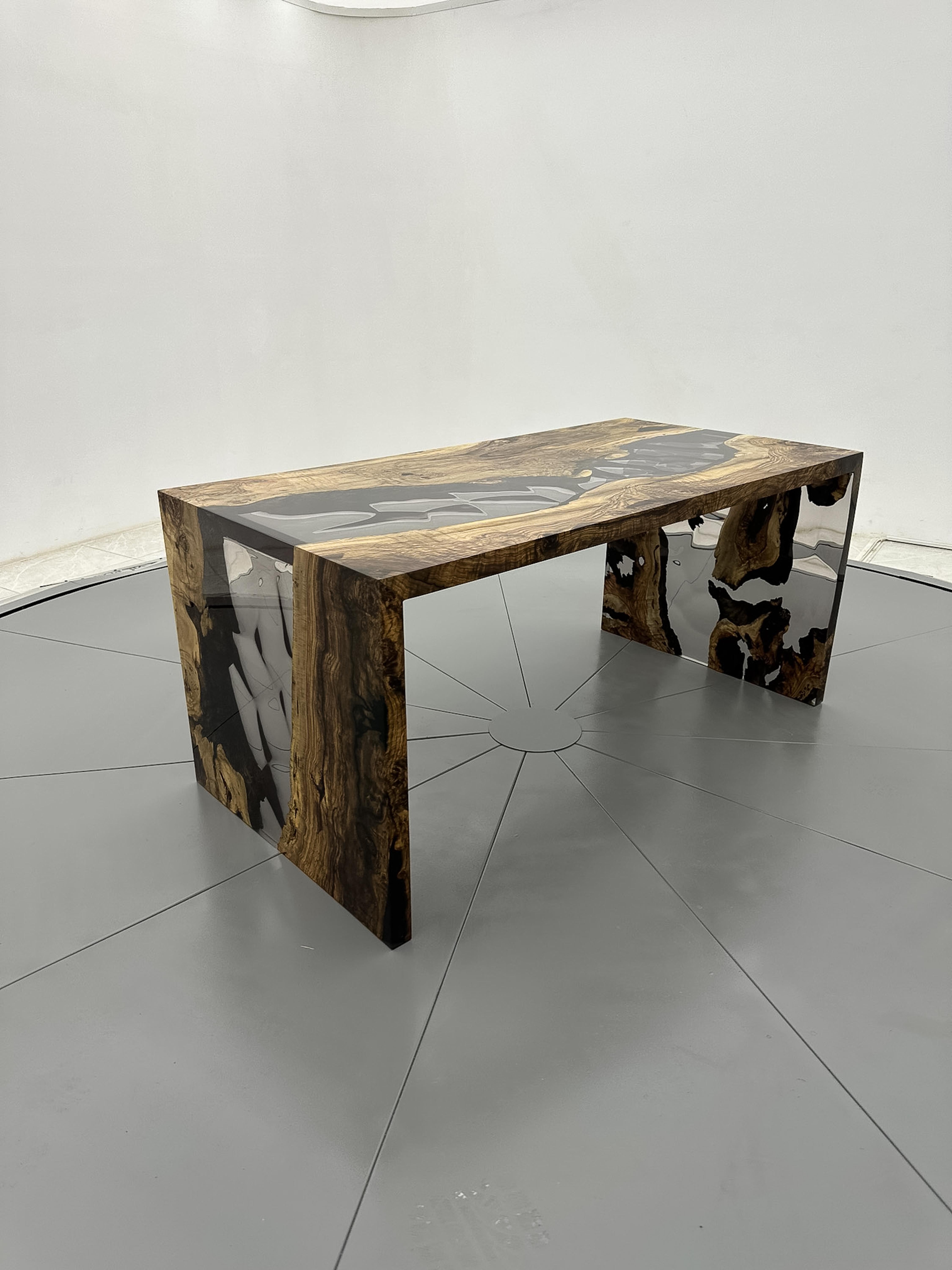 Table de salle à manger en cascade en résine époxy - Table en bois de rivière en résine - Bureau en bois d'olivier en vente 2
