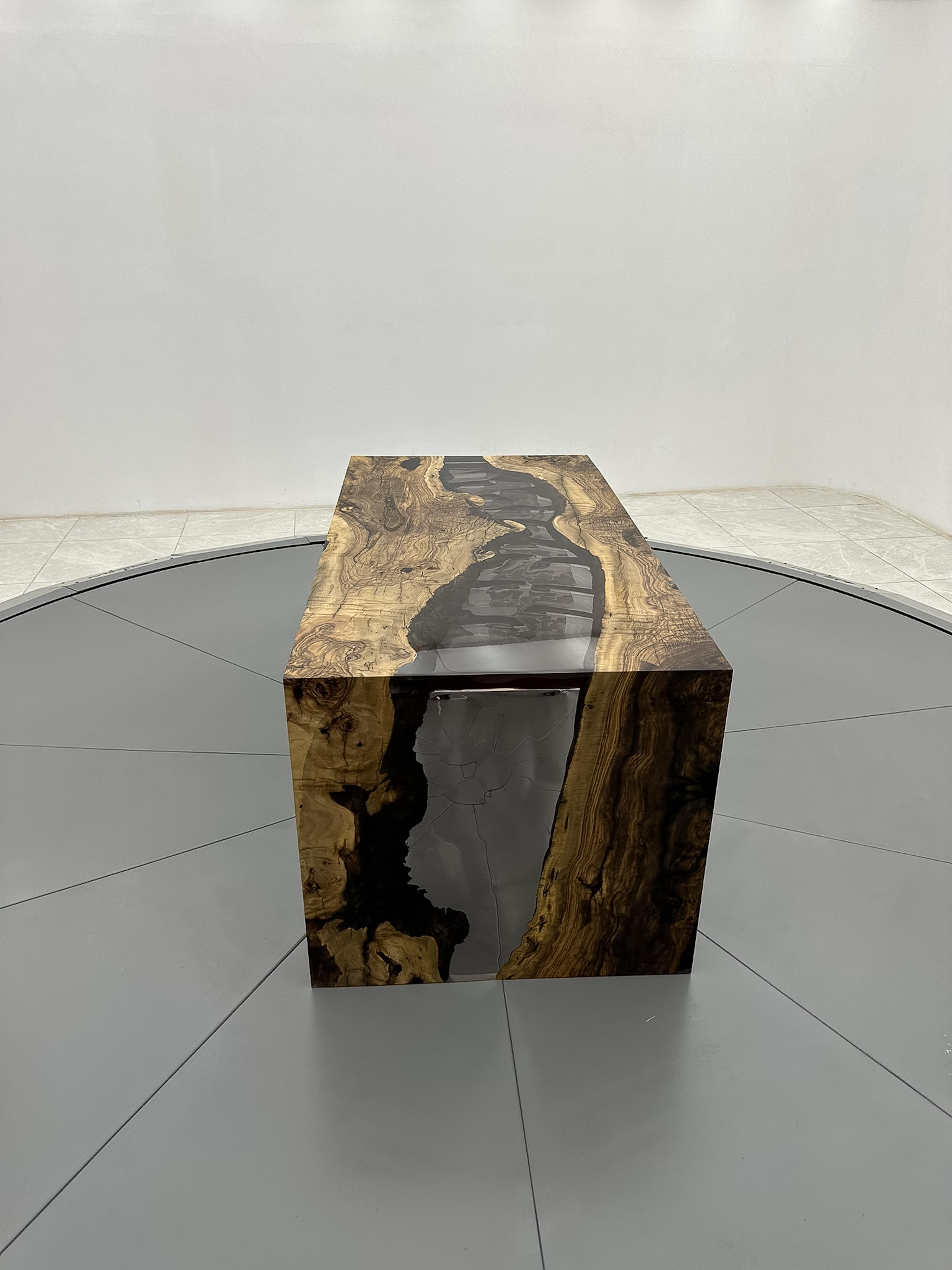 Table de salle à manger en cascade en résine époxy - Table en bois de rivière en résine - Bureau en bois d'olivier en vente 3