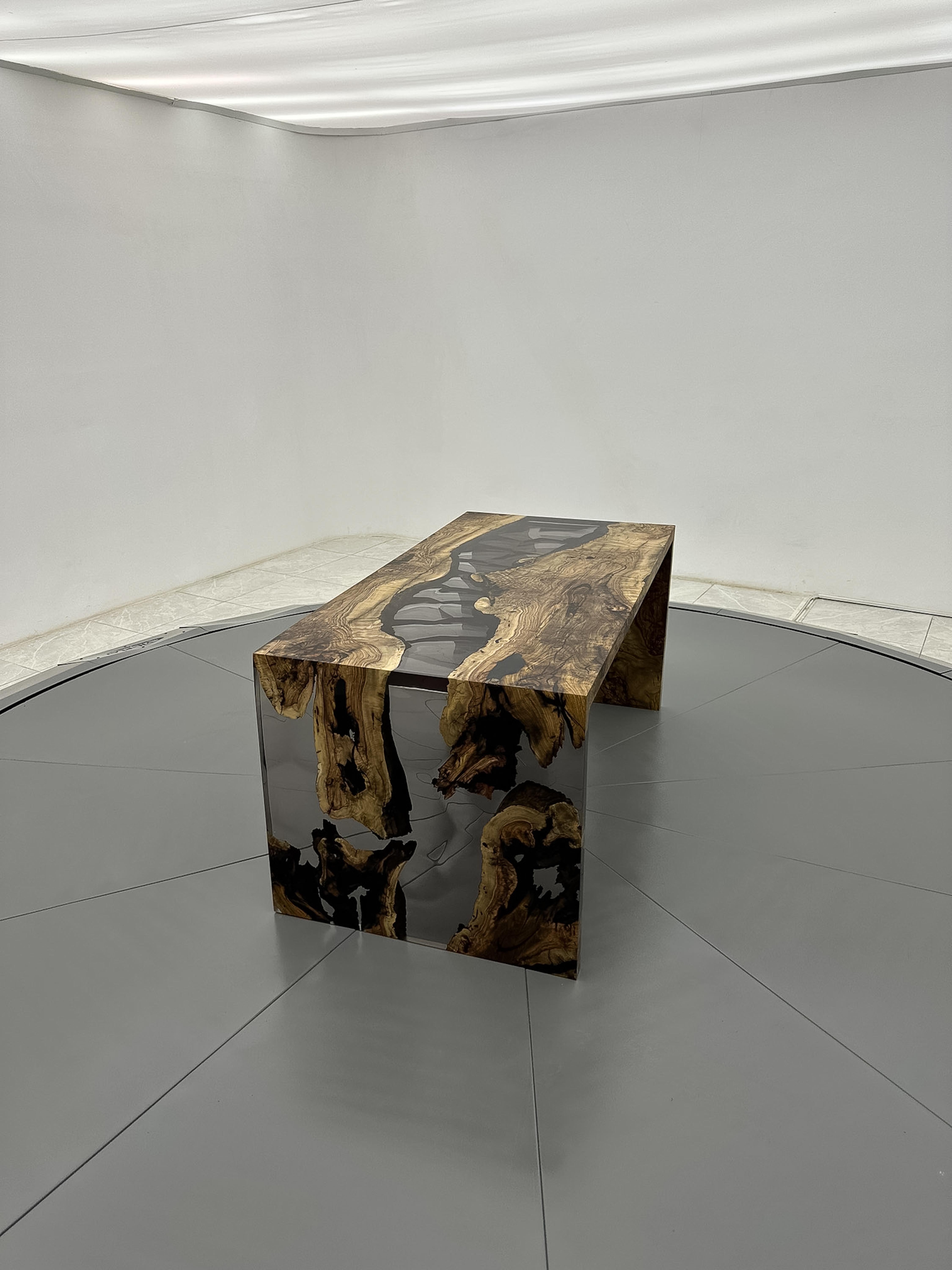 Turc Table de salle à manger en cascade en résine époxy - Table en bois de rivière en résine - Bureau en bois d'olivier en vente