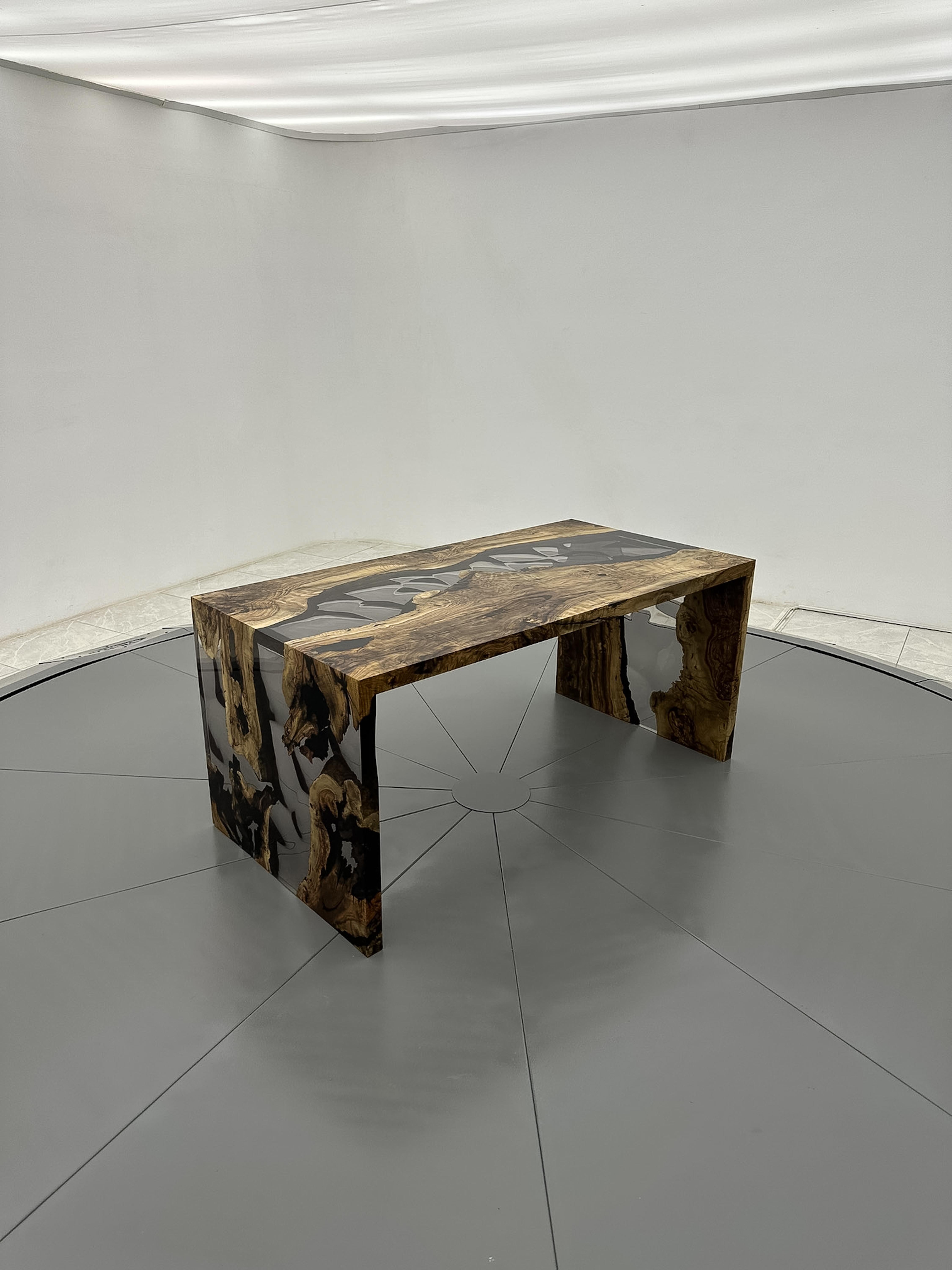 Travail du bois Table de salle à manger en cascade en résine époxy - Table en bois de rivière en résine - Bureau en bois d'olivier en vente