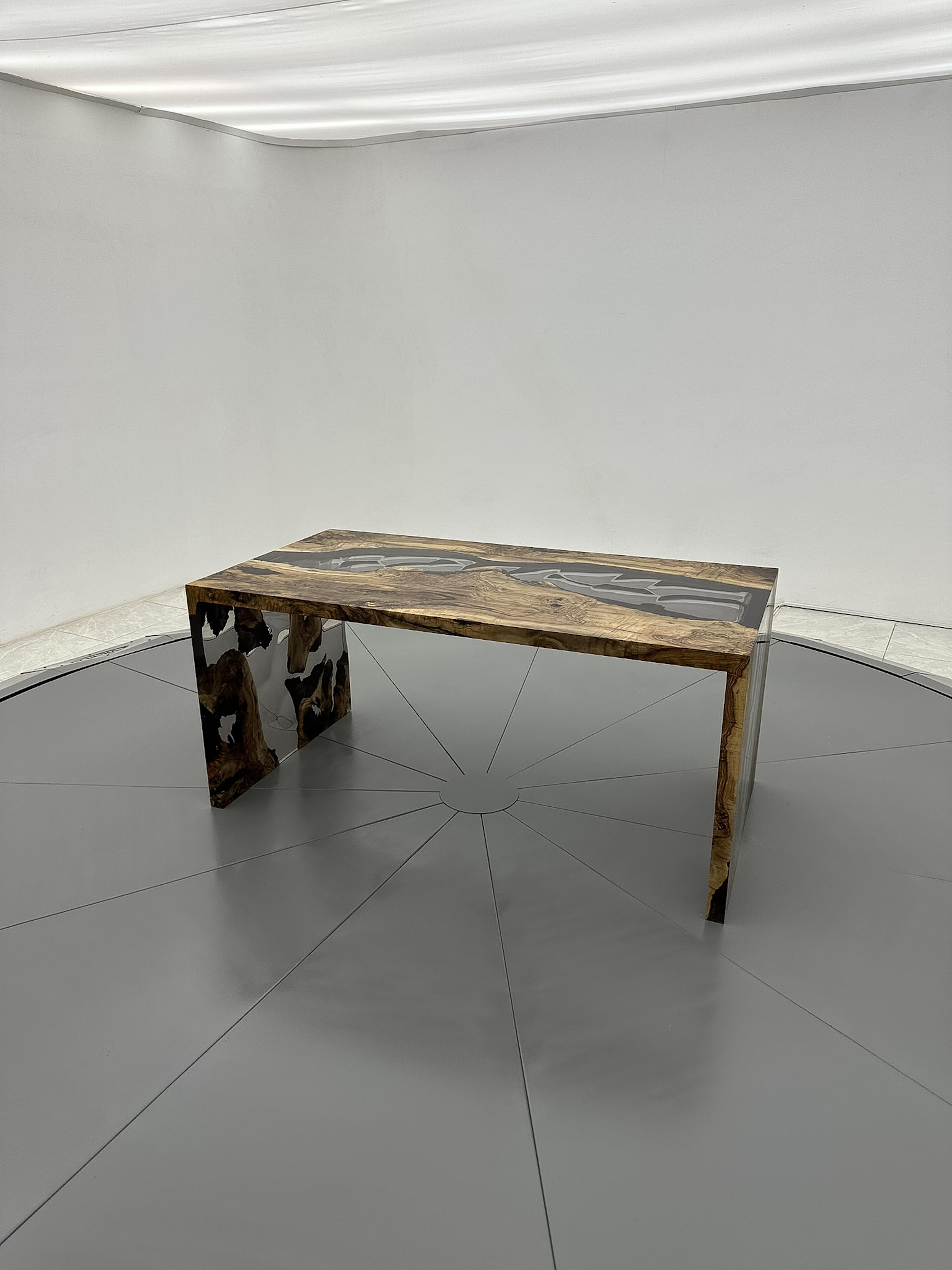Table de salle à manger en cascade en résine époxy - Table en bois de rivière en résine - Bureau en bois d'olivier Neuf - En vente à İnegöl, TR