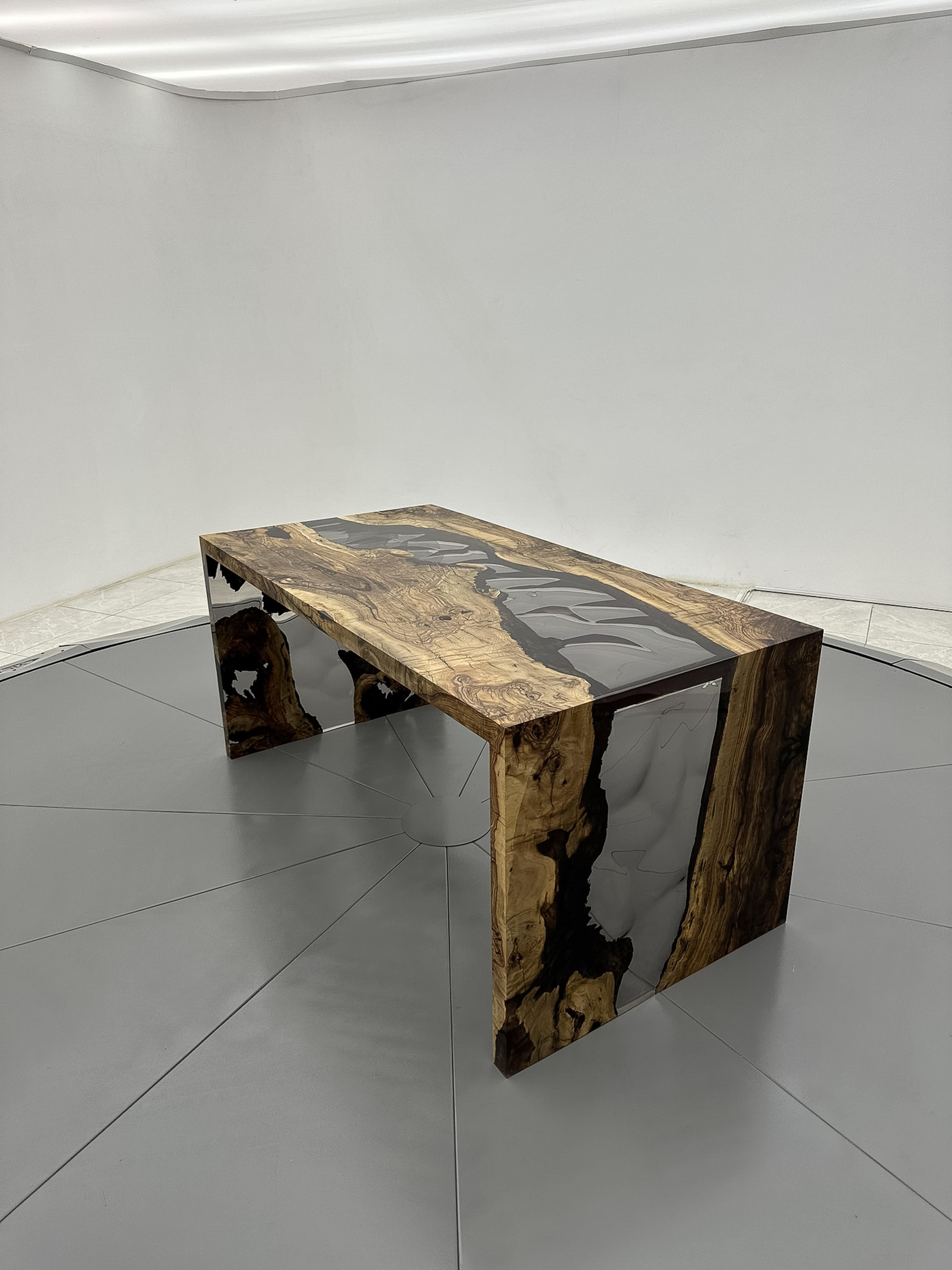 XXIe siècle et contemporain Table de salle à manger en cascade en résine époxy - Table en bois de rivière en résine - Bureau en bois d'olivier en vente