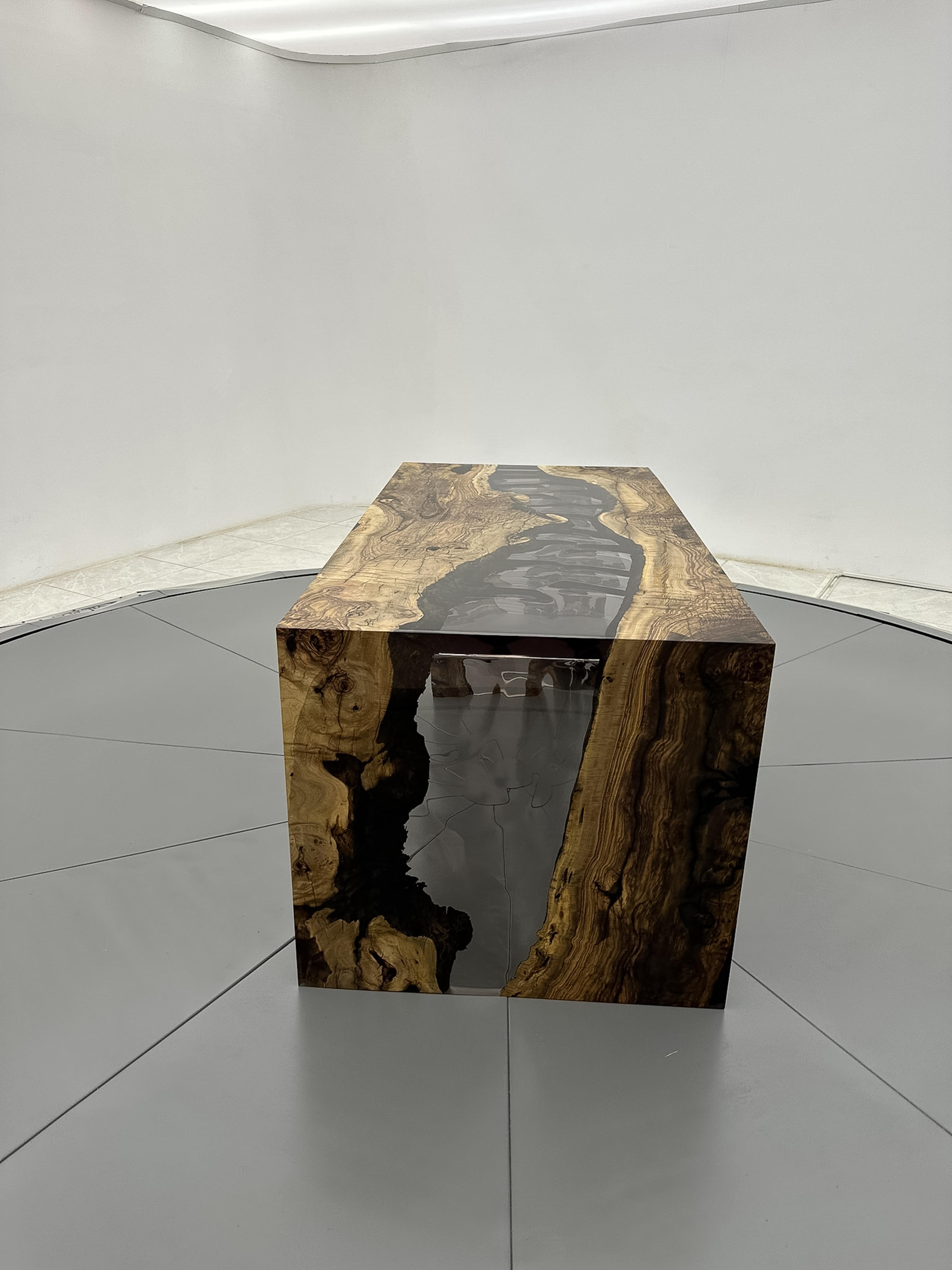 Résine époxy Table de salle à manger en cascade en résine époxy - Table en bois de rivière en résine - Bureau en bois d'olivier en vente