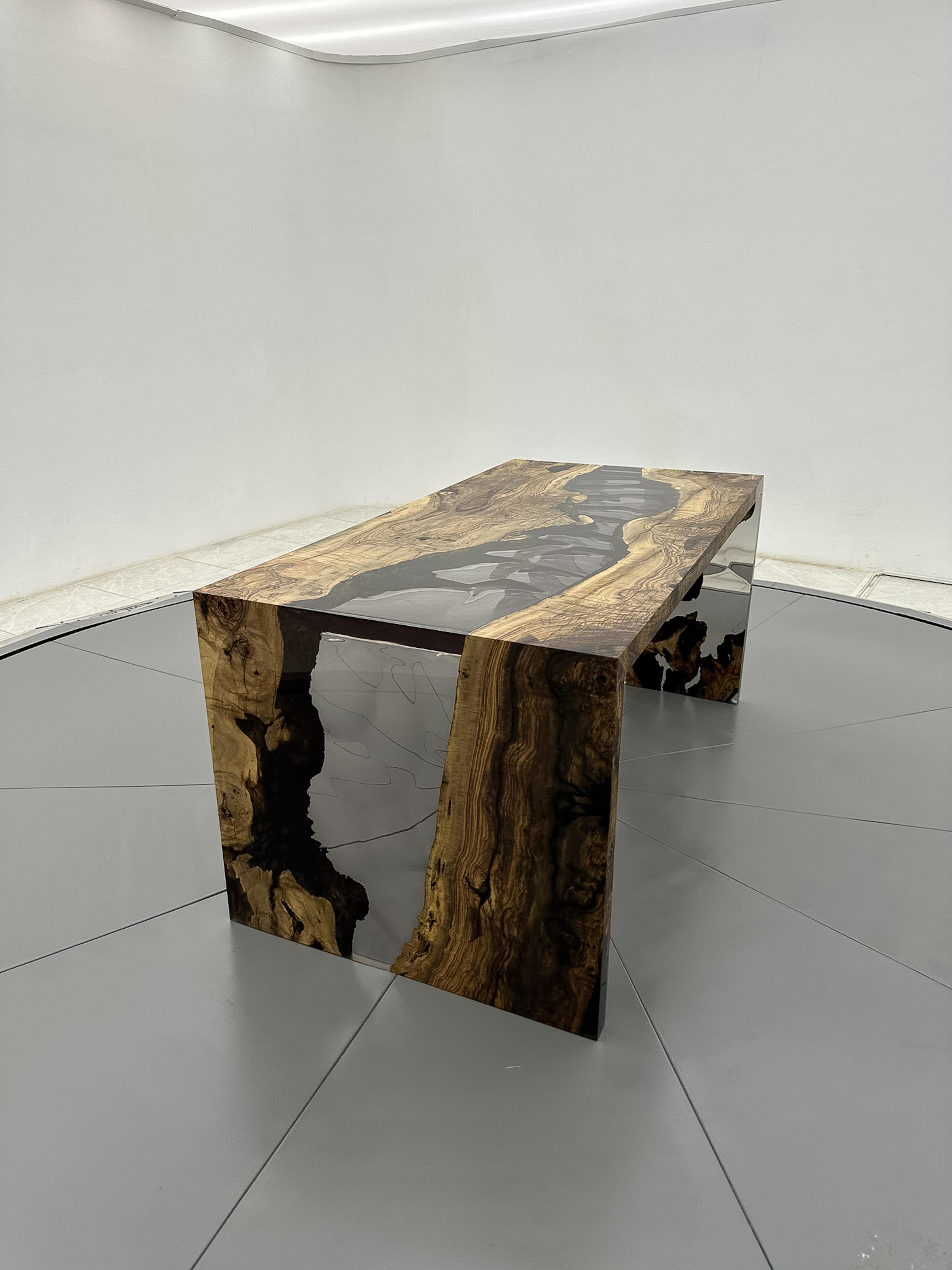 Table de salle à manger en cascade en résine époxy - Table en bois de rivière en résine - Bureau en bois d'olivier en vente 1