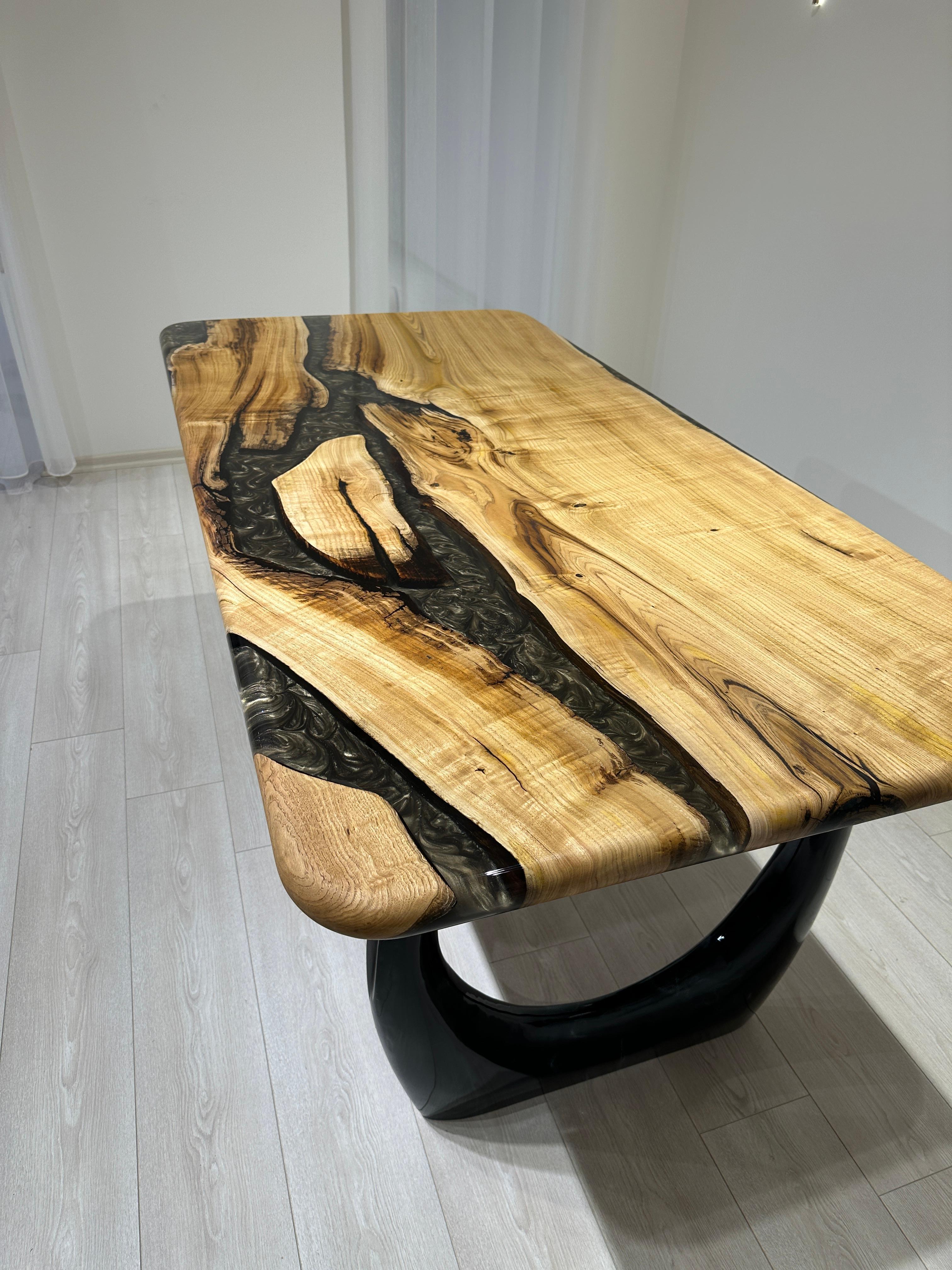 Esstisch, Esstisch mit naturfarbener Kante und Harztisch, maßgefertigter Tisch aus Epoxidholz (Arts and Crafts) im Angebot