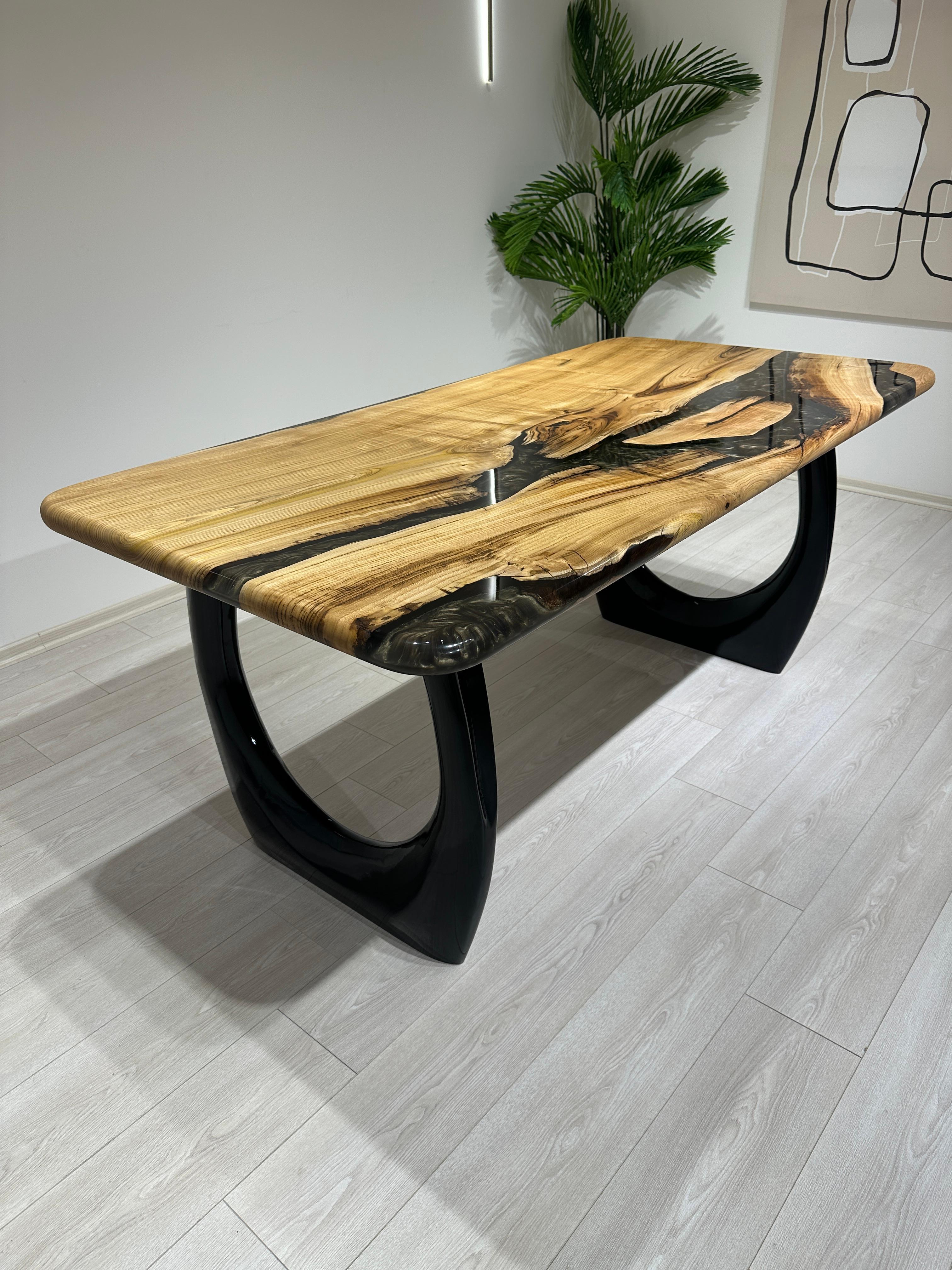 Esstisch, Esstisch mit naturfarbener Kante und Harztisch, maßgefertigter Tisch aus Epoxidholz (Türkisch) im Angebot