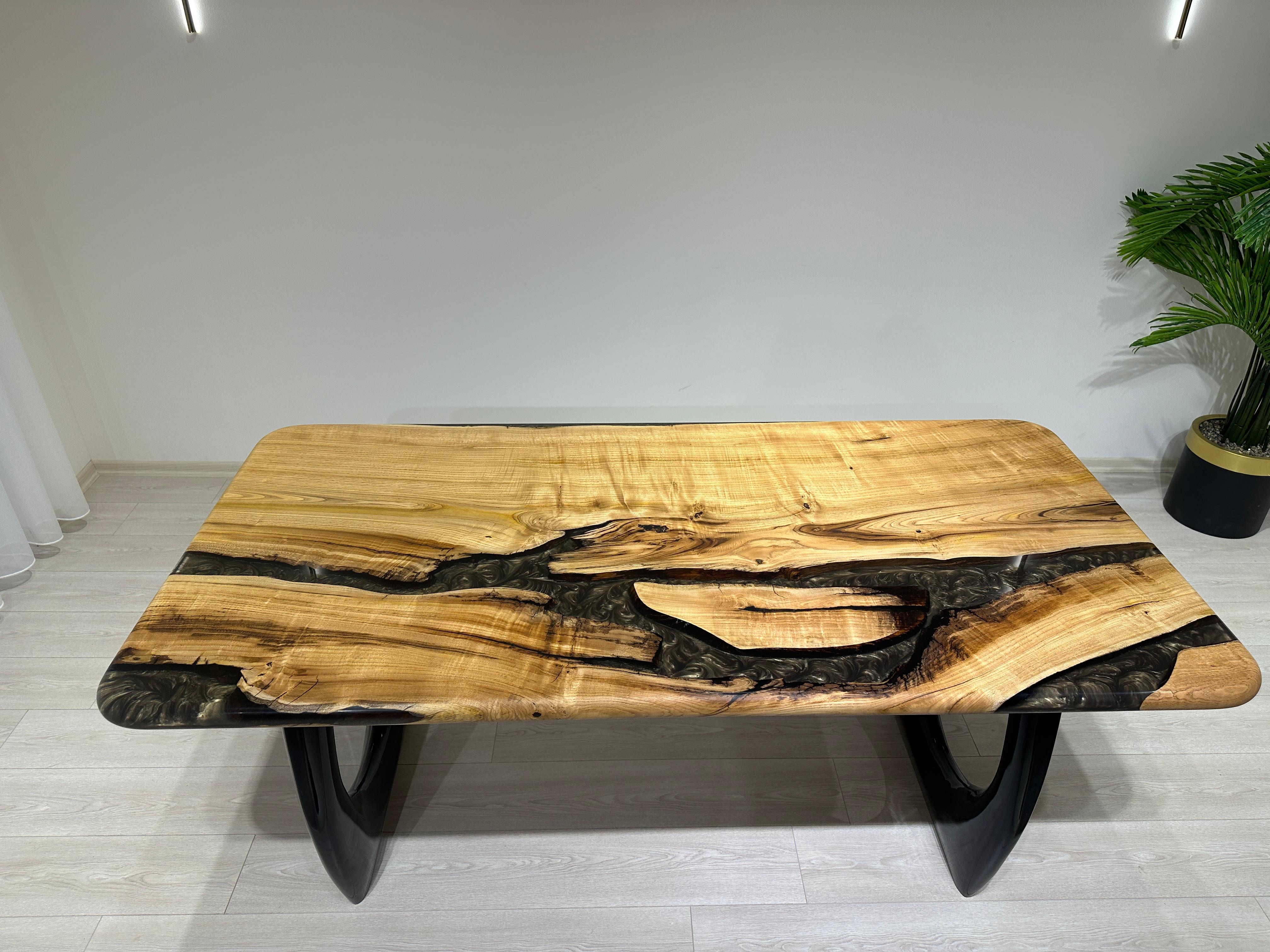 Esstisch, Esstisch mit naturfarbener Kante und Harztisch, maßgefertigter Tisch aus Epoxidholz (Metallarbeit) im Angebot