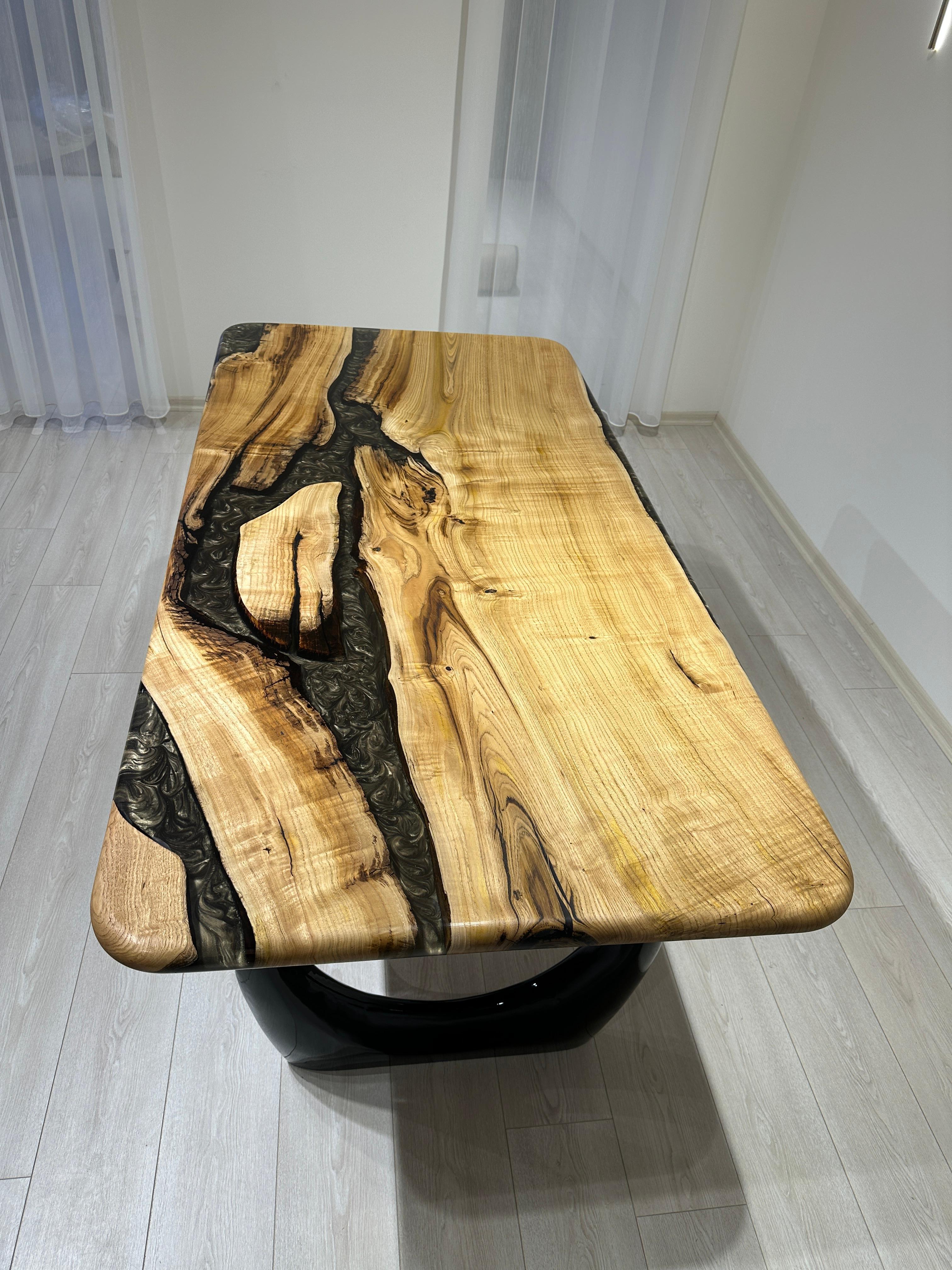 Esstisch, Esstisch mit naturfarbener Kante und Harztisch, maßgefertigter Tisch aus Epoxidholz (21. Jahrhundert und zeitgenössisch) im Angebot