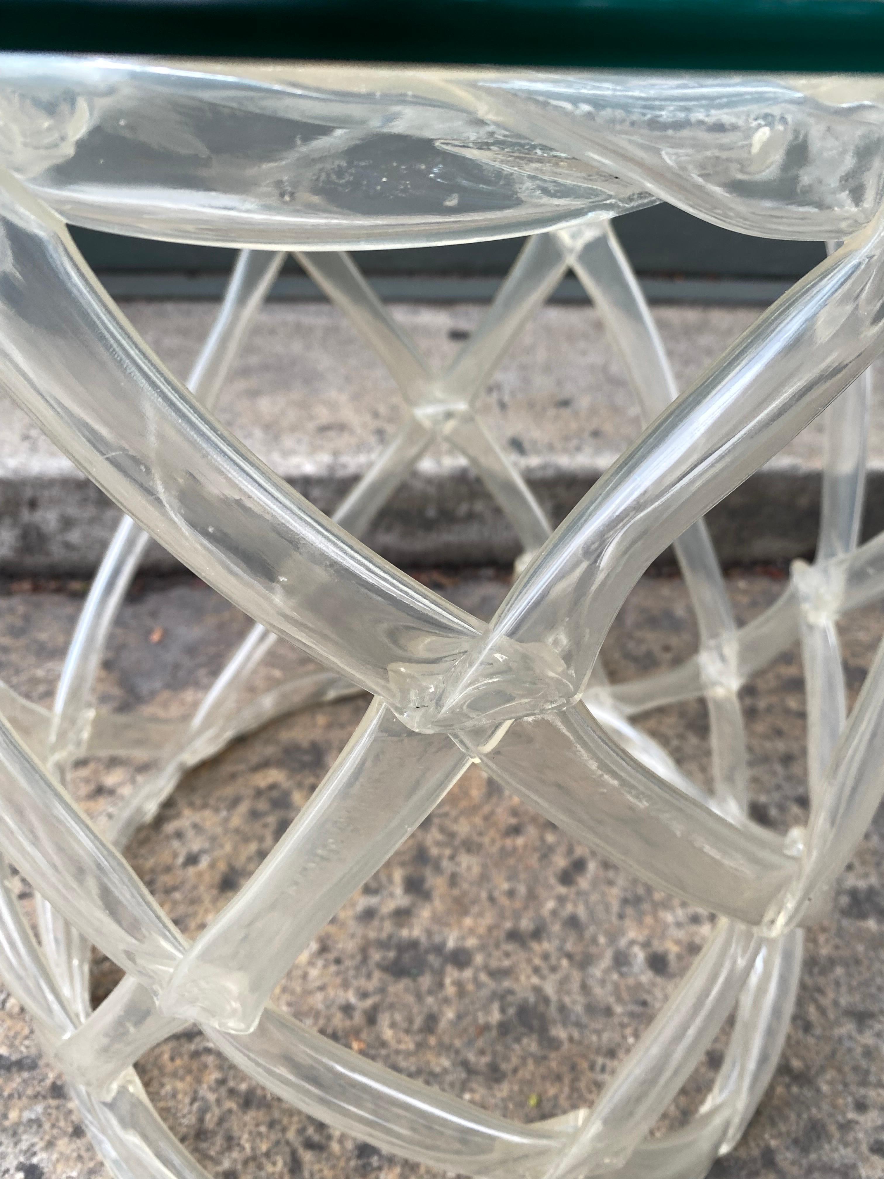 Mid-Century Modern Table Epoxy avec plateau en verre dans le style de Tony Duquette en vente