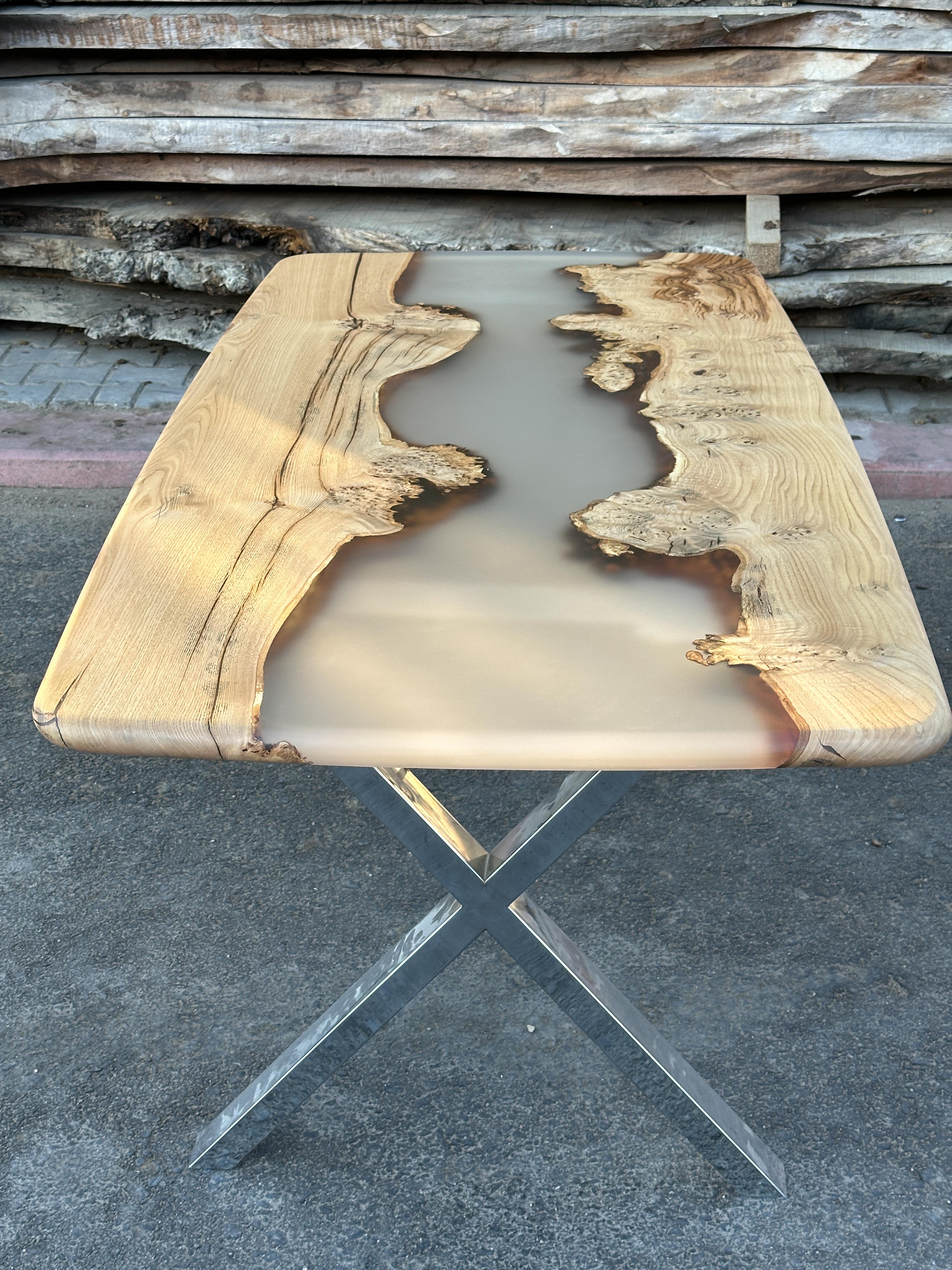 Table en bois époxy - Table moderne sur mesure en résine à bord vif - Table de cuisine sur mesure en vente 2
