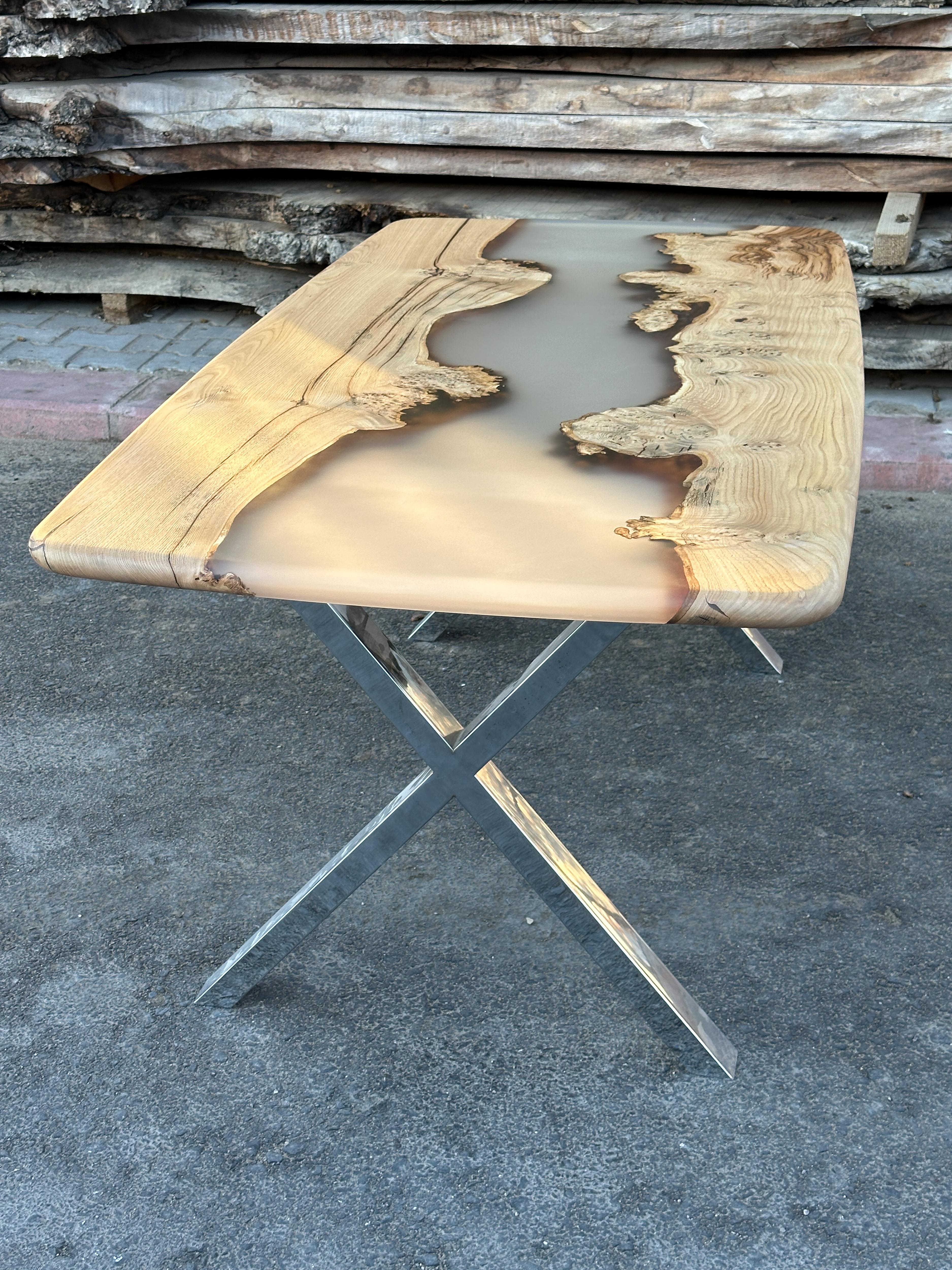Table en bois époxy - Table moderne sur mesure en résine à bord vif - Table de cuisine sur mesure en vente 3