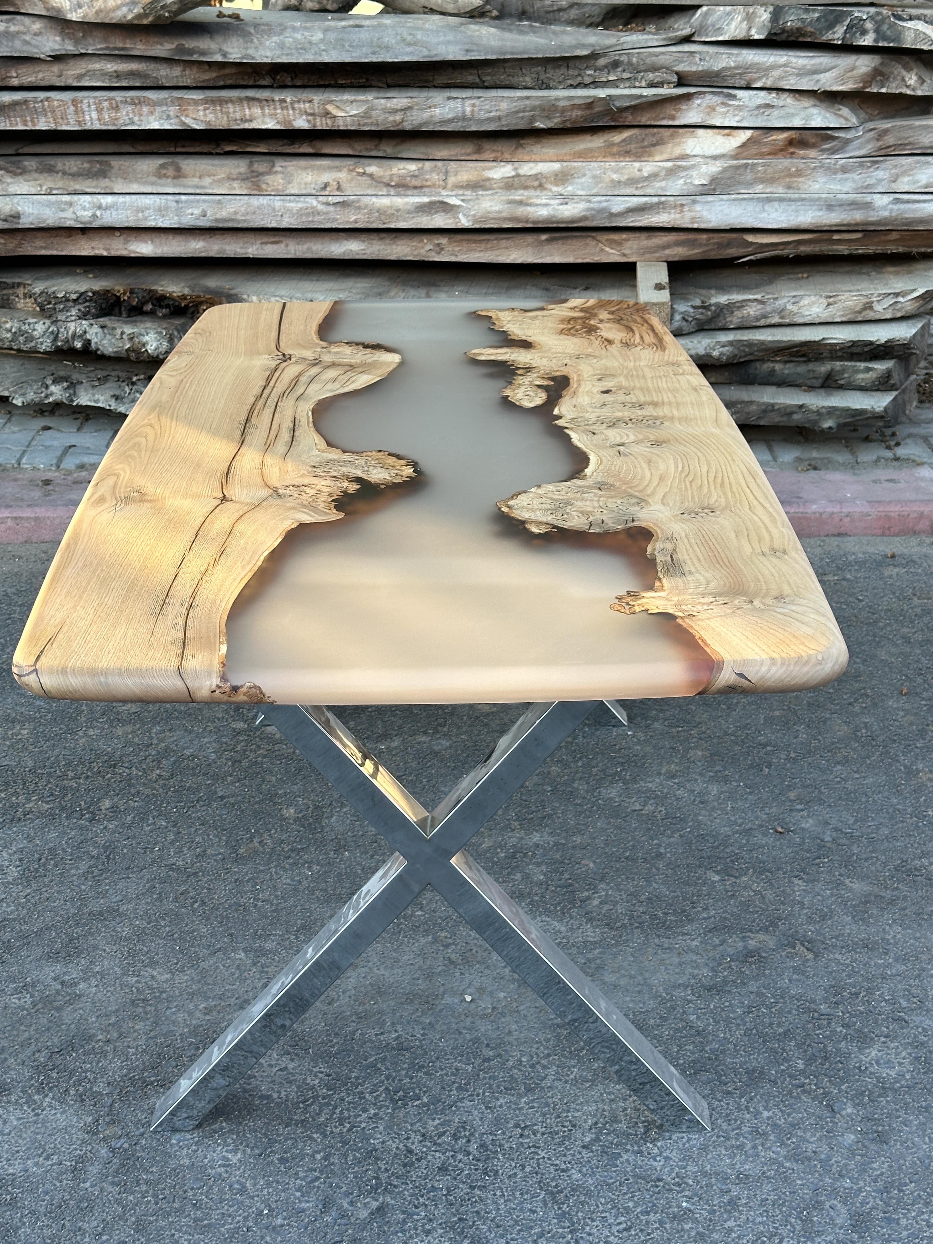 Table en bois époxy - Table moderne sur mesure en résine à bord vif - Table de cuisine sur mesure en vente 4