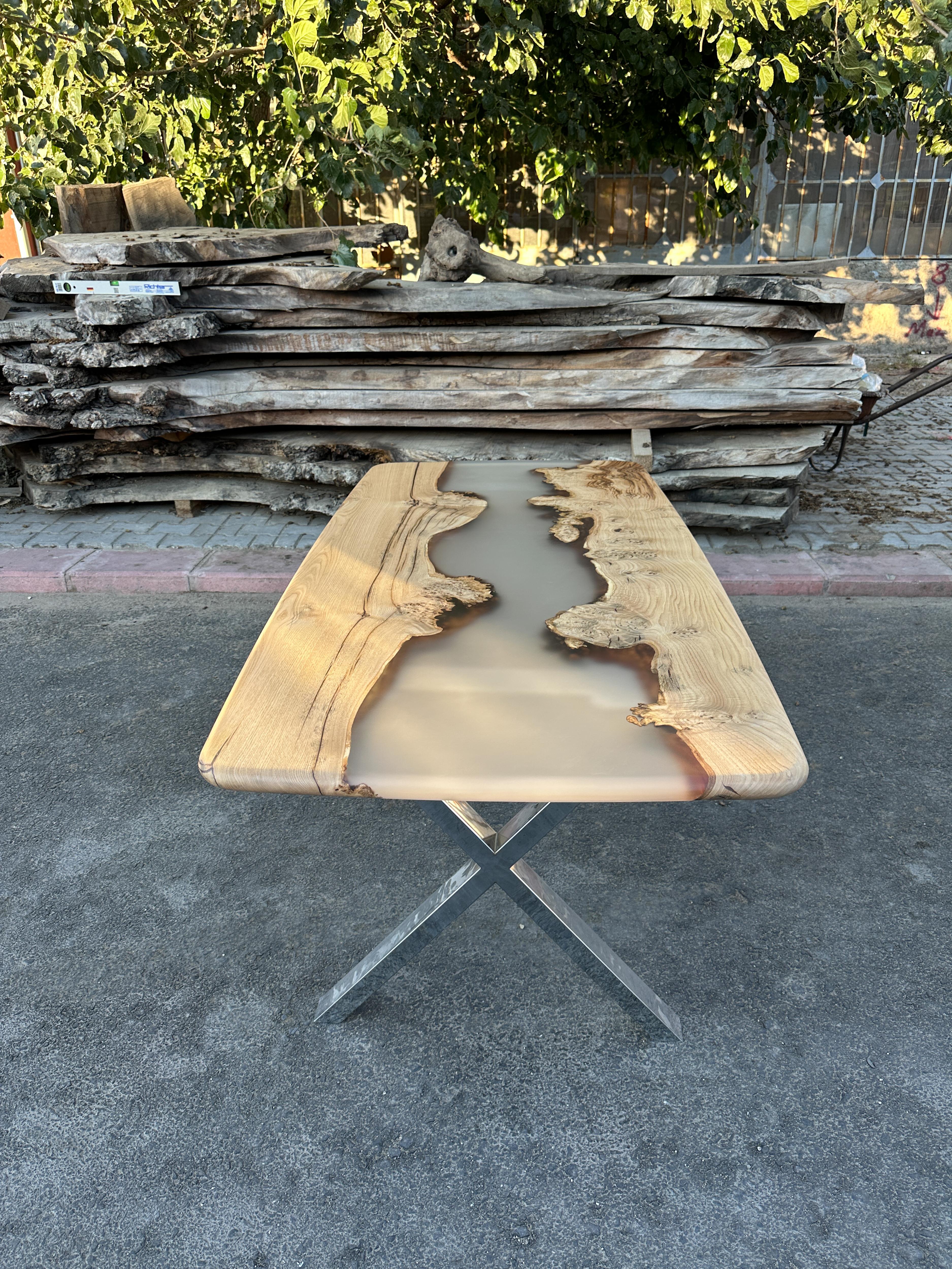 TABLE DE SALLE À MANGER EN RÉSINE ÉPOXY NOYER

Cette table en résine époxy émerge comme une œuvre d'art unique, inspirée par la beauté de la nature. 

La table de salle à manger se distingue non seulement par son design, mais aussi par sa