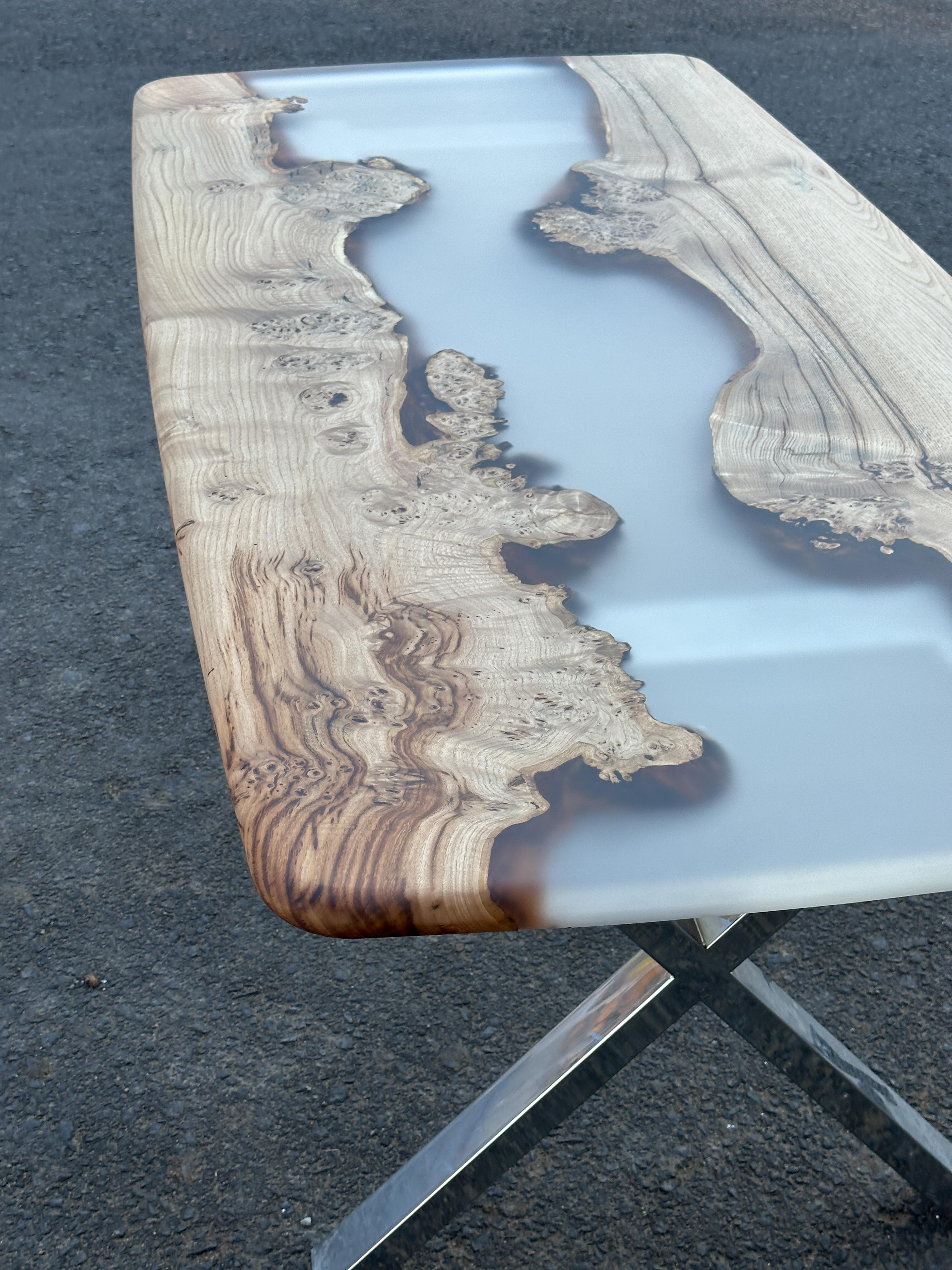 Moderne Table en bois époxy - Table moderne sur mesure en résine à bord vif - Table de cuisine sur mesure en vente