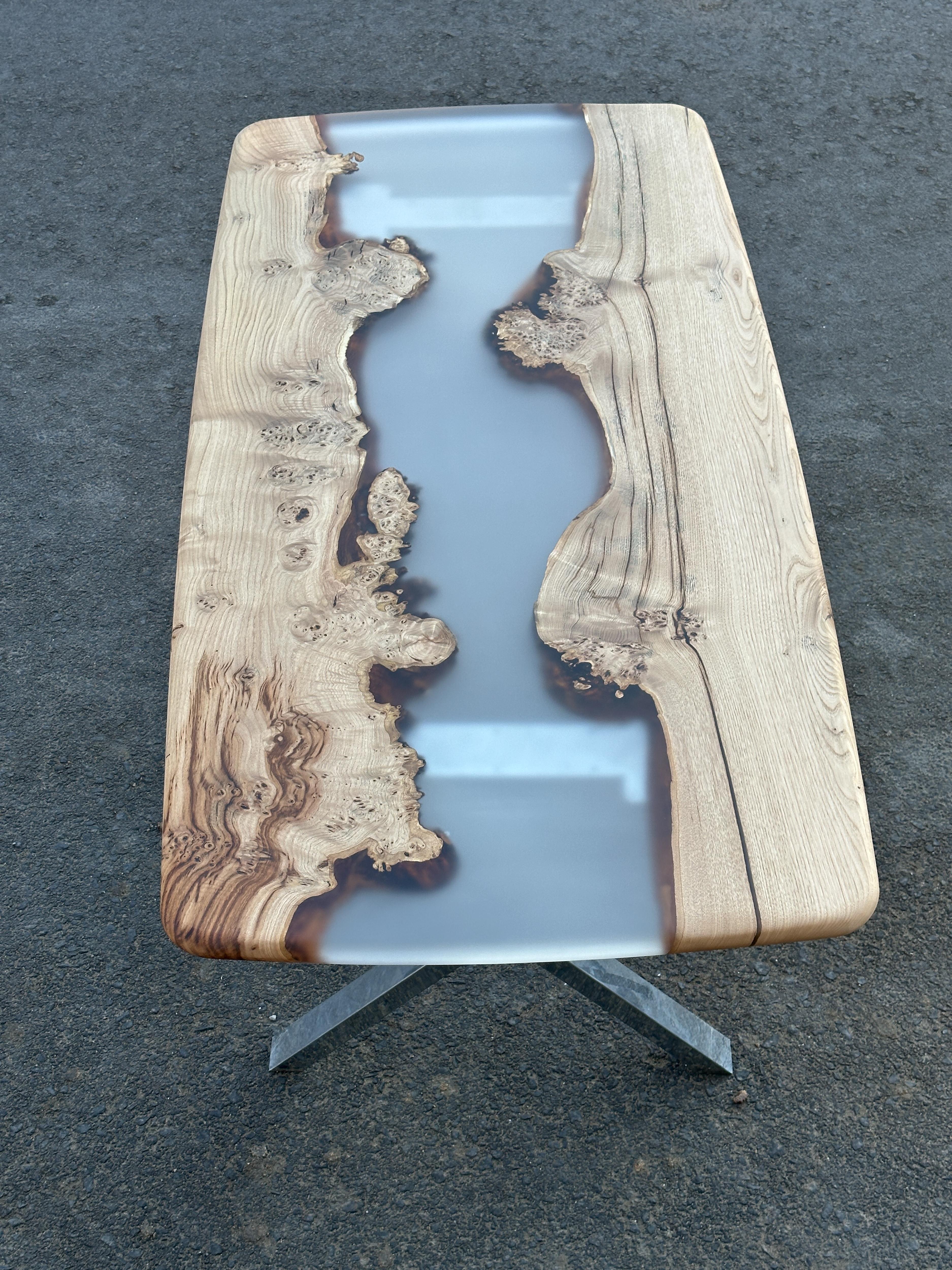 Turc Table en bois époxy - Table moderne sur mesure en résine à bord vif - Table de cuisine sur mesure en vente