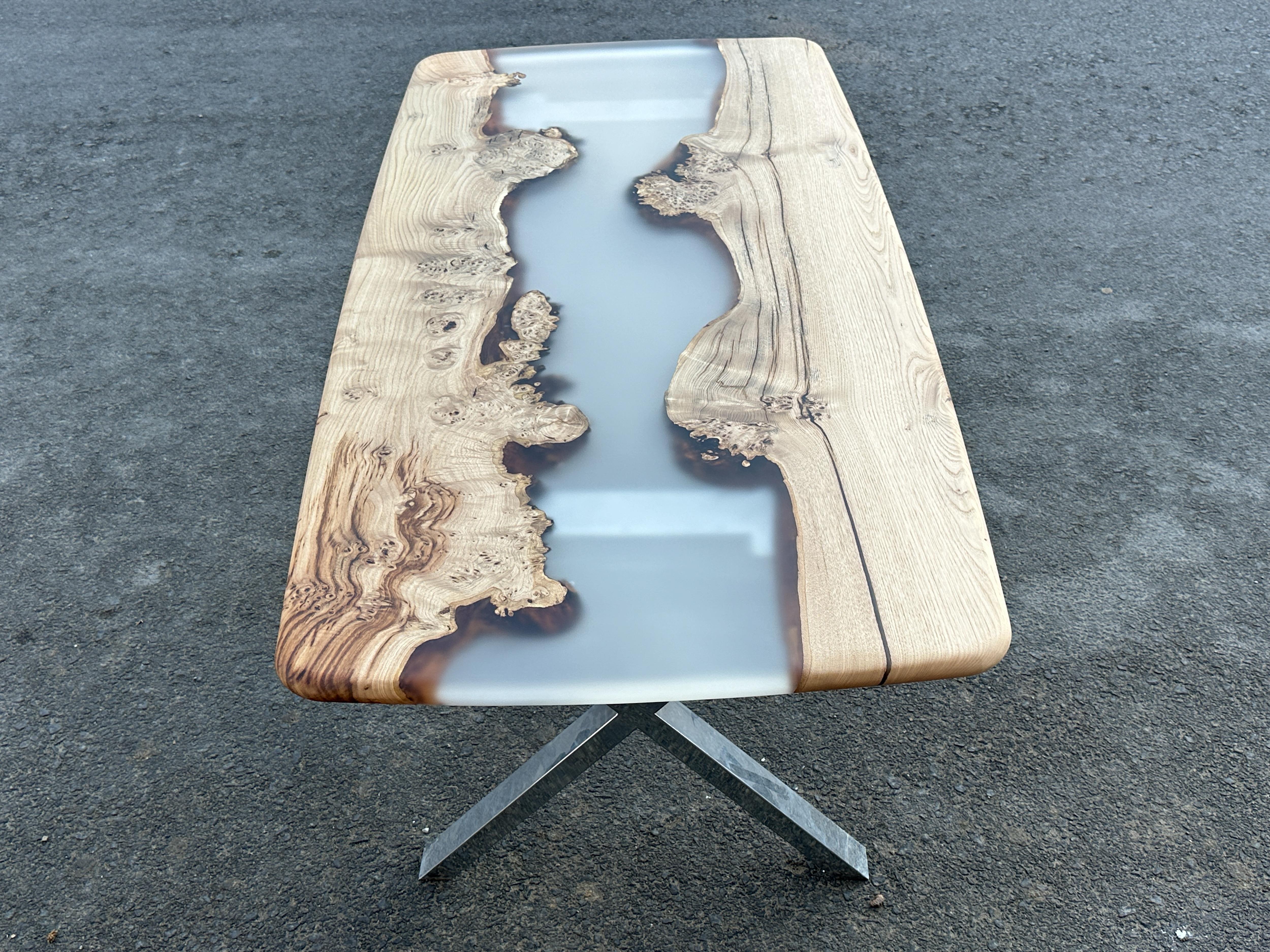 Fait main Table en bois époxy - Table moderne sur mesure en résine à bord vif - Table de cuisine sur mesure en vente