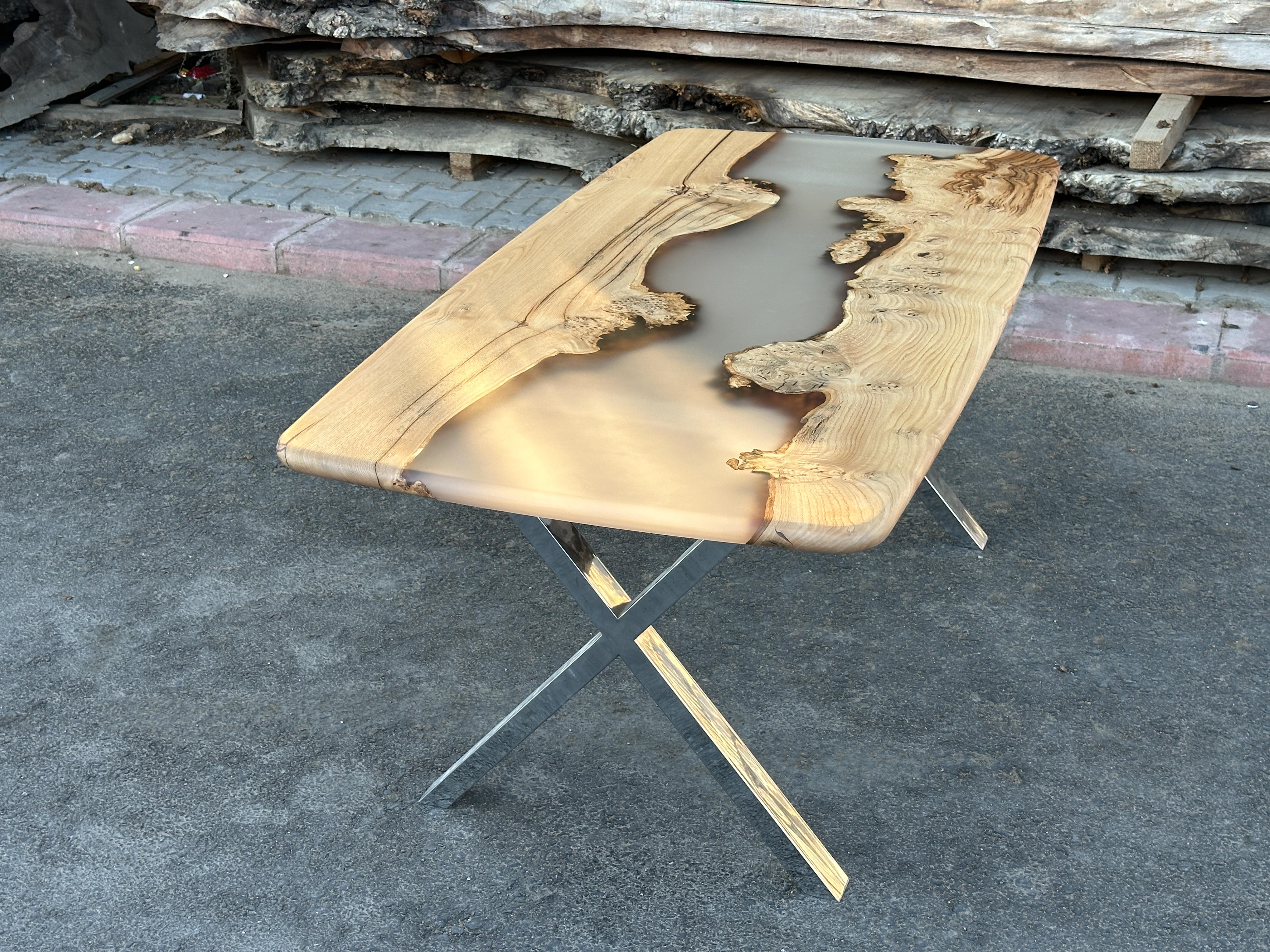 Table en bois époxy - Table moderne sur mesure en résine à bord vif - Table de cuisine sur mesure en vente 1
